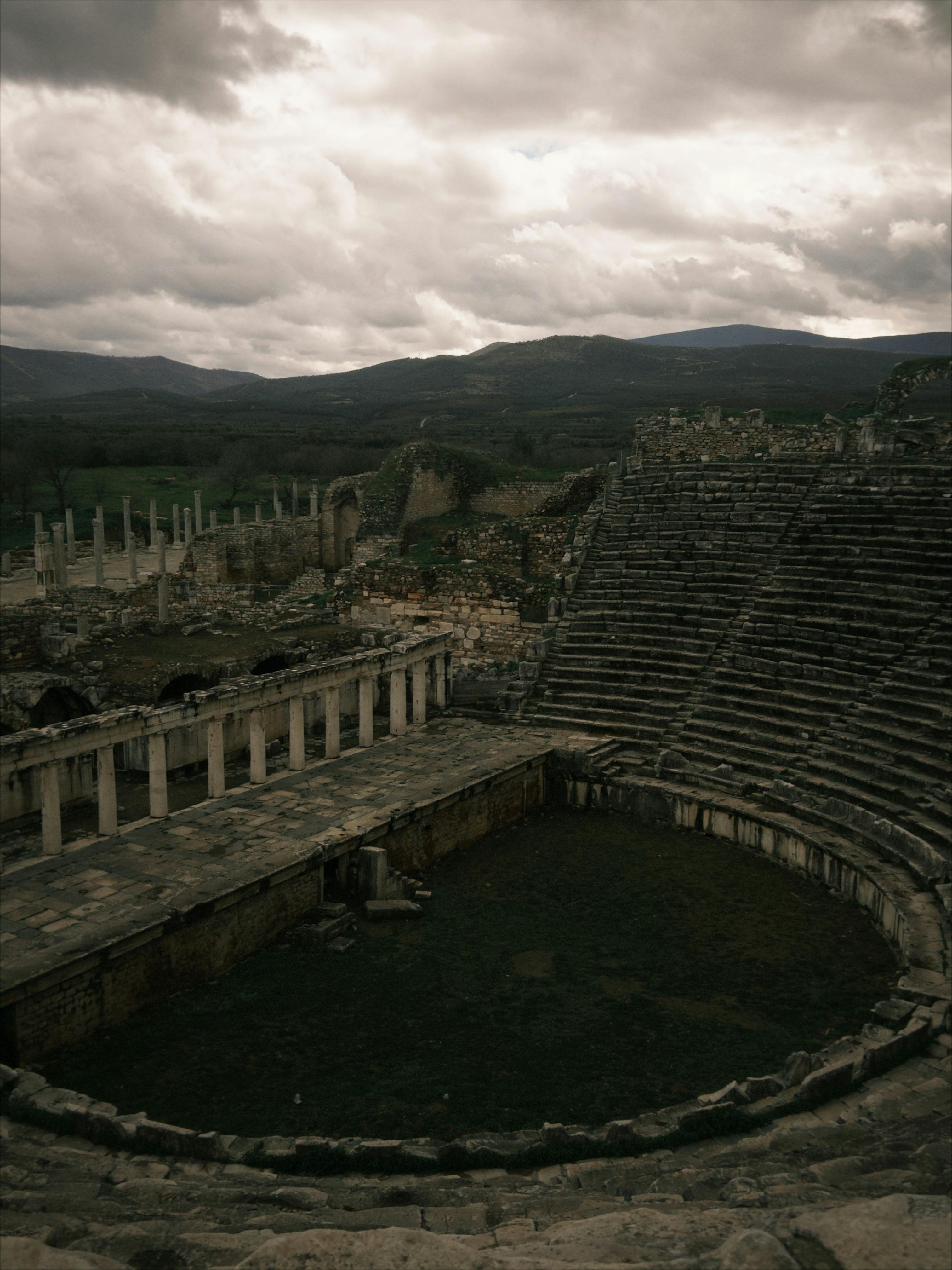Ücretsiz Türkiye'nin Aydın bölgesinde, muhteşem gökyüzü manzaraları eşliğinde antik Roma tiyatrosu kalıntılarını keşfedin. Stok Fotoğraflar