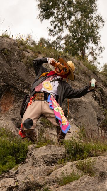 Fotomural Retrato de una persona con un vibrante traje tradicional posando al aire libre.