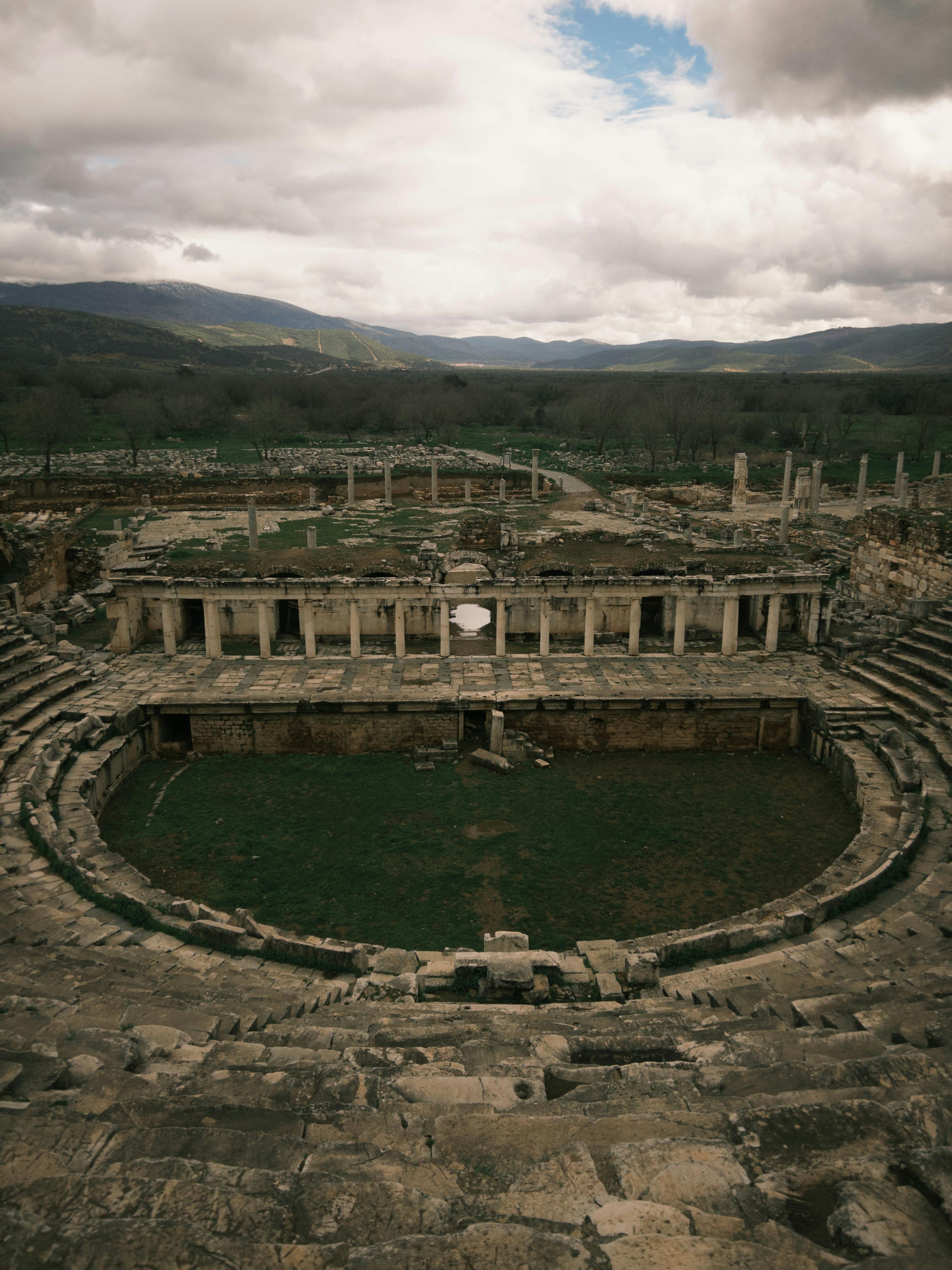 Ücretsiz Türkiye'nin Aydın bölgesinde, etkileyici manzaralar eşliğinde antik Roma amfitiyatrosunun tarihi kalıntılarını keşfedin. Stok Fotoğraflar