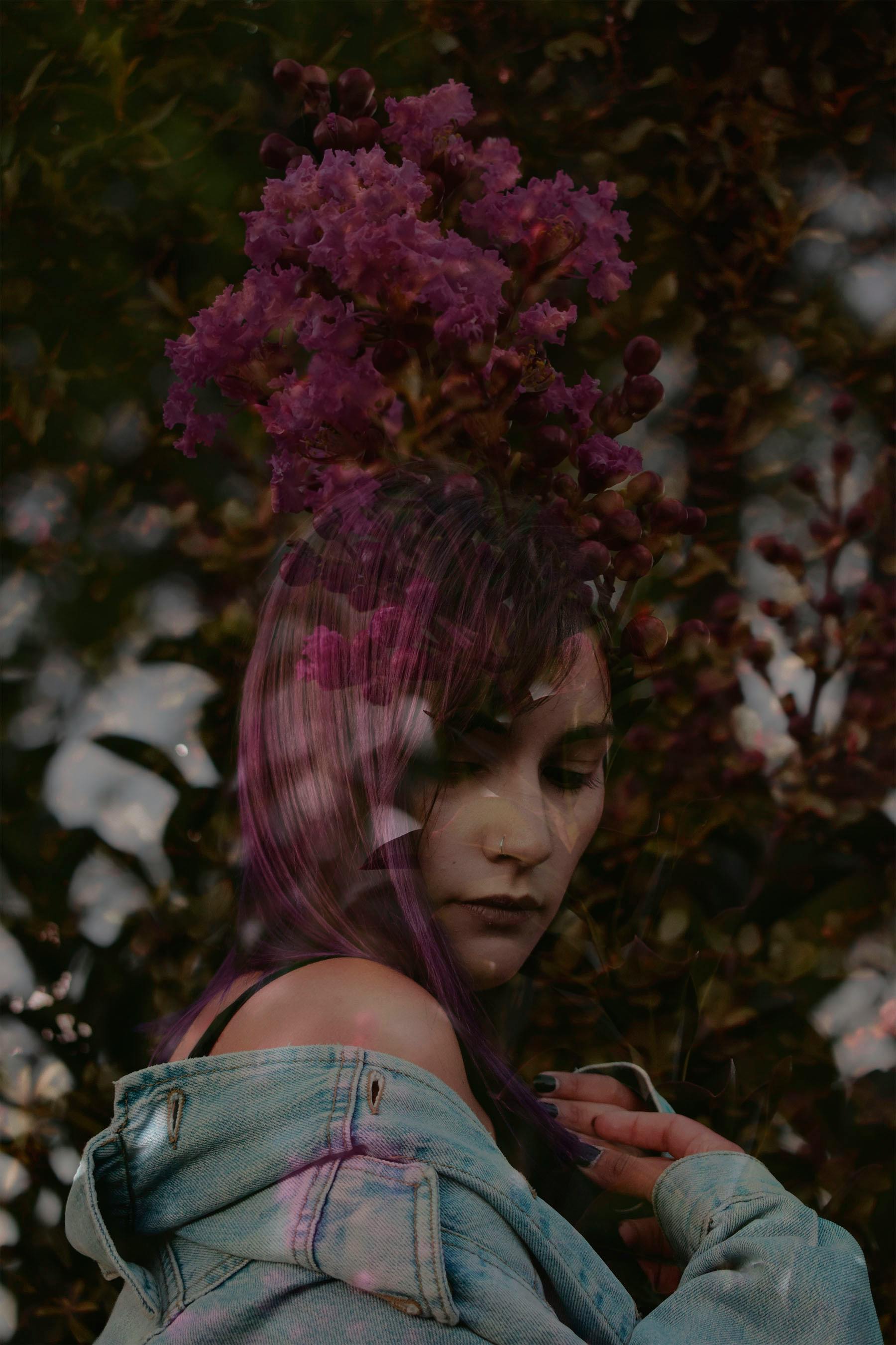 Kostenlos Kreatives Doppelbelichtungsporträt, das eine Frau mit blühenden lila Blumen verschmilzt. Stock-Foto