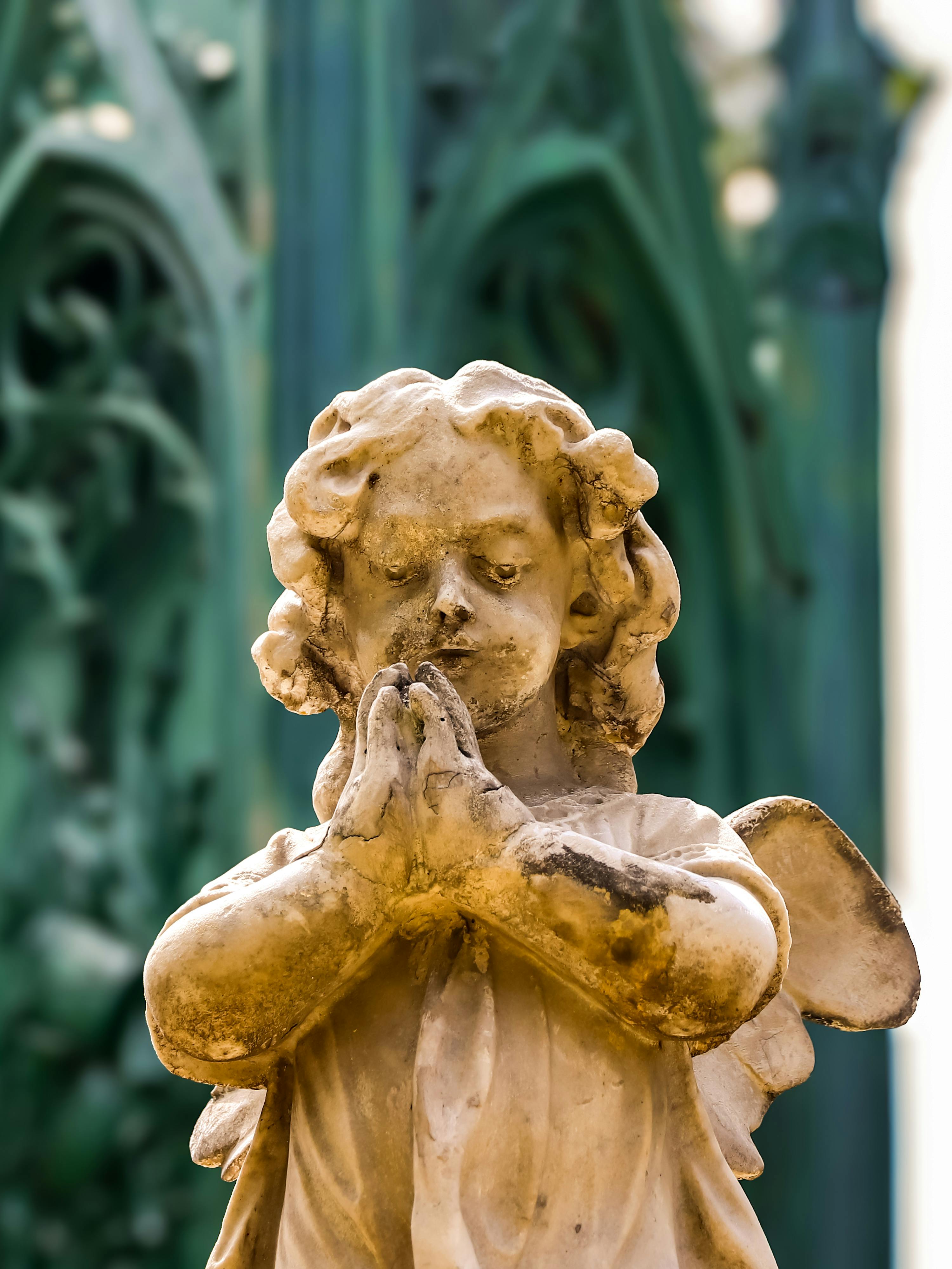 Δωρεάν Κοντινή άποψη ενός φθαρμένου αγγελικού αγάλματος σε γαλήνια στάση προσευχής σε εξωτερικό χώρο. Φωτογραφία από στοκ φωτογραφιών