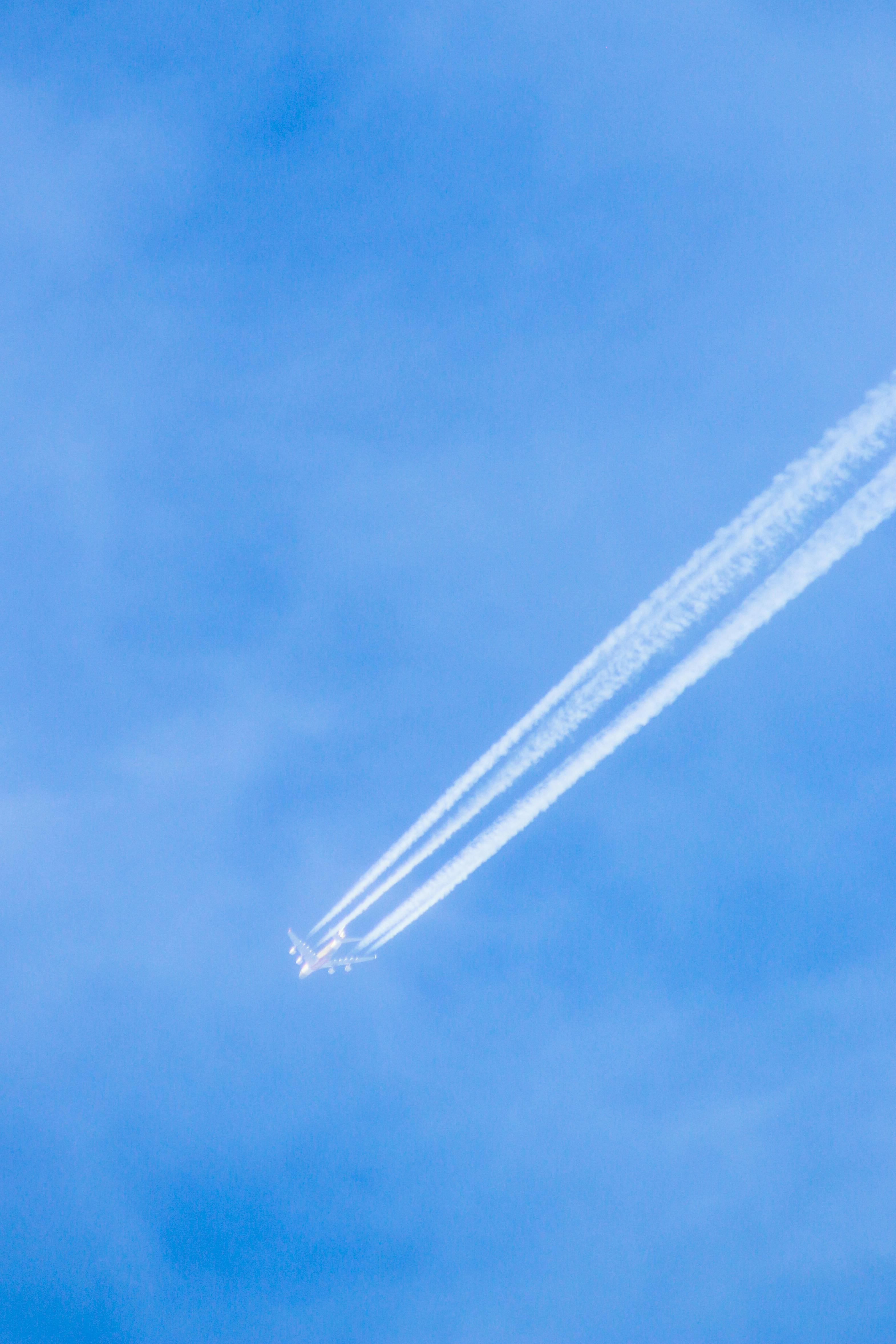 Miễn phí Một chiếc máy bay phản lực để lại những vệt khói trên nền trời xanh trong vắt, tượng trưng cho sự du lịch và tự do. Ảnh lưu trữ