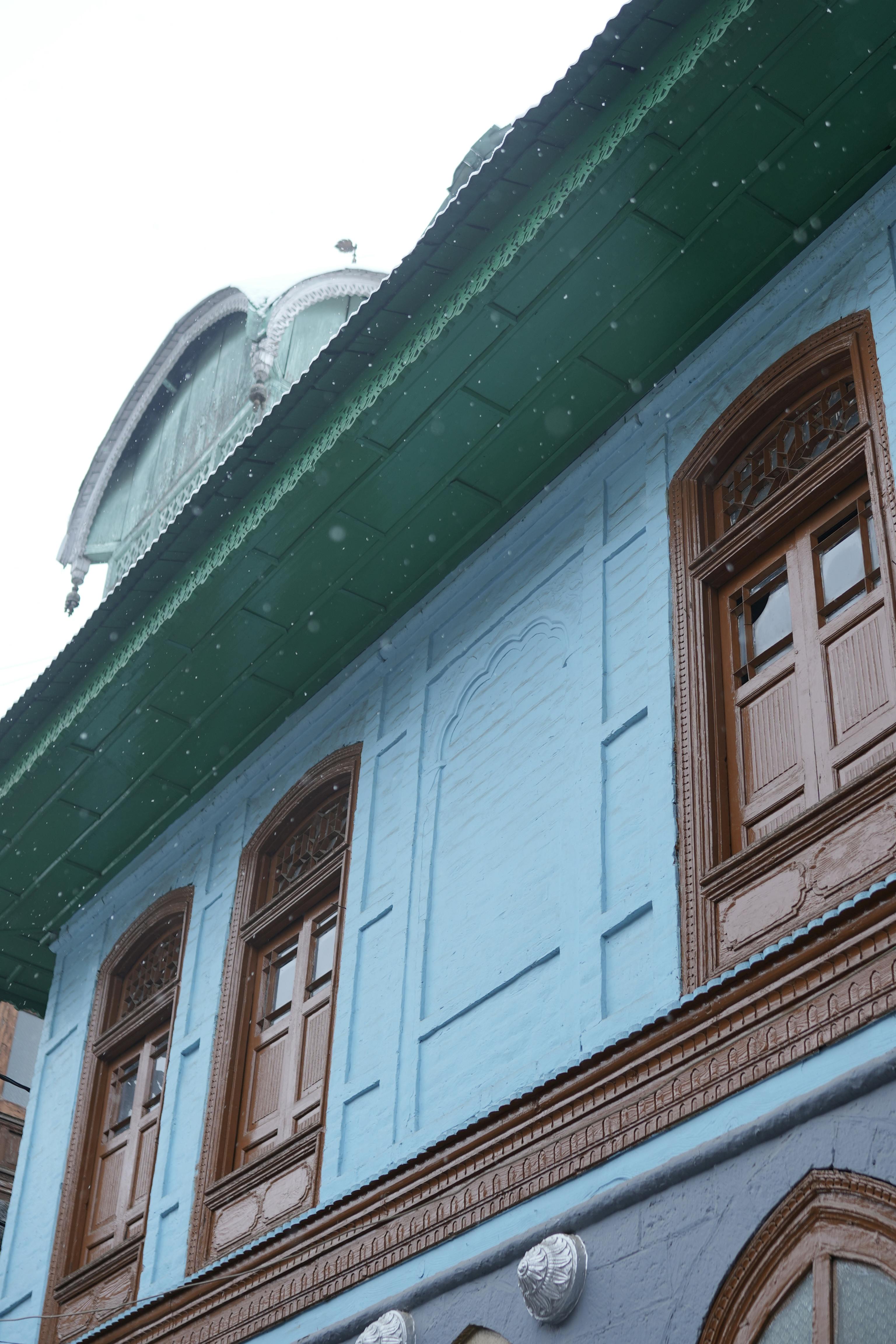 Zadarmo Živá fasáda budovy predstavujúca tradičnú architektúru v Srinagare v Indii. Fotka z fotobanky