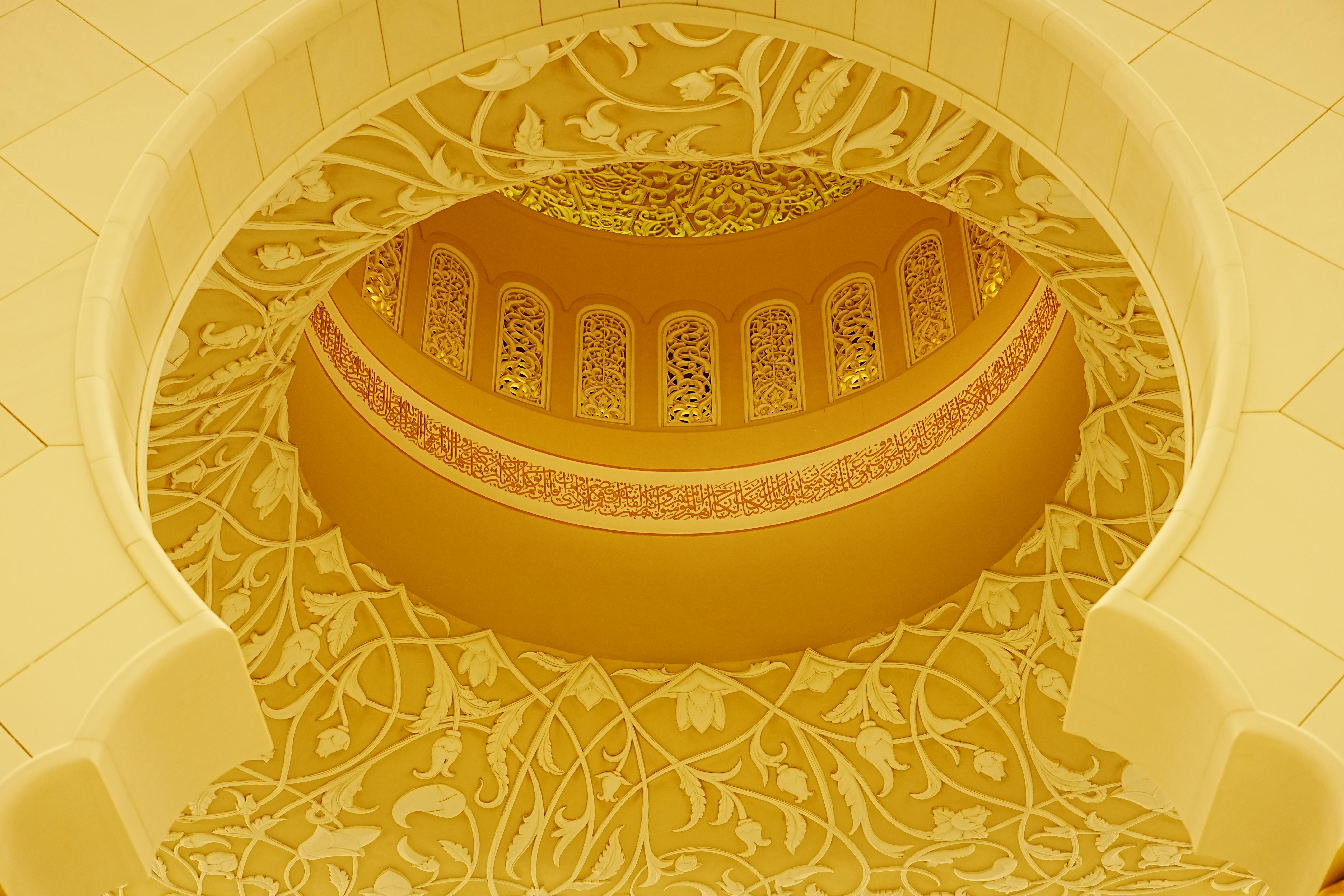 Ücretsiz Birleşik Arap Emirlikleri'nin Abu Dabi şehrindeki bir camide yer alan İslami mimari kubbe tasarımının detaylı görünümü. Stok Fotoğraflar
