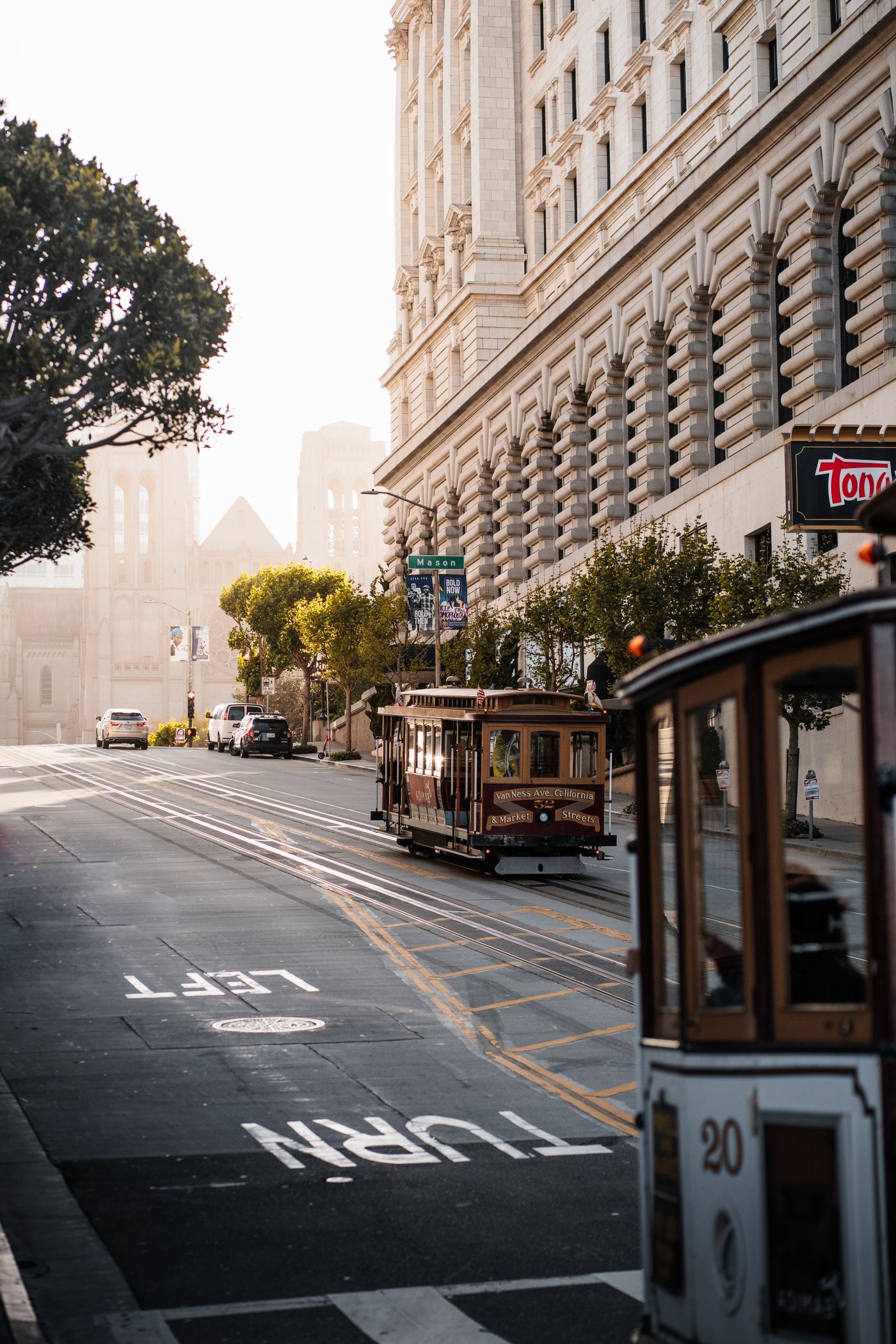 Cable car en una calle de San Francisco entre edificios históricos