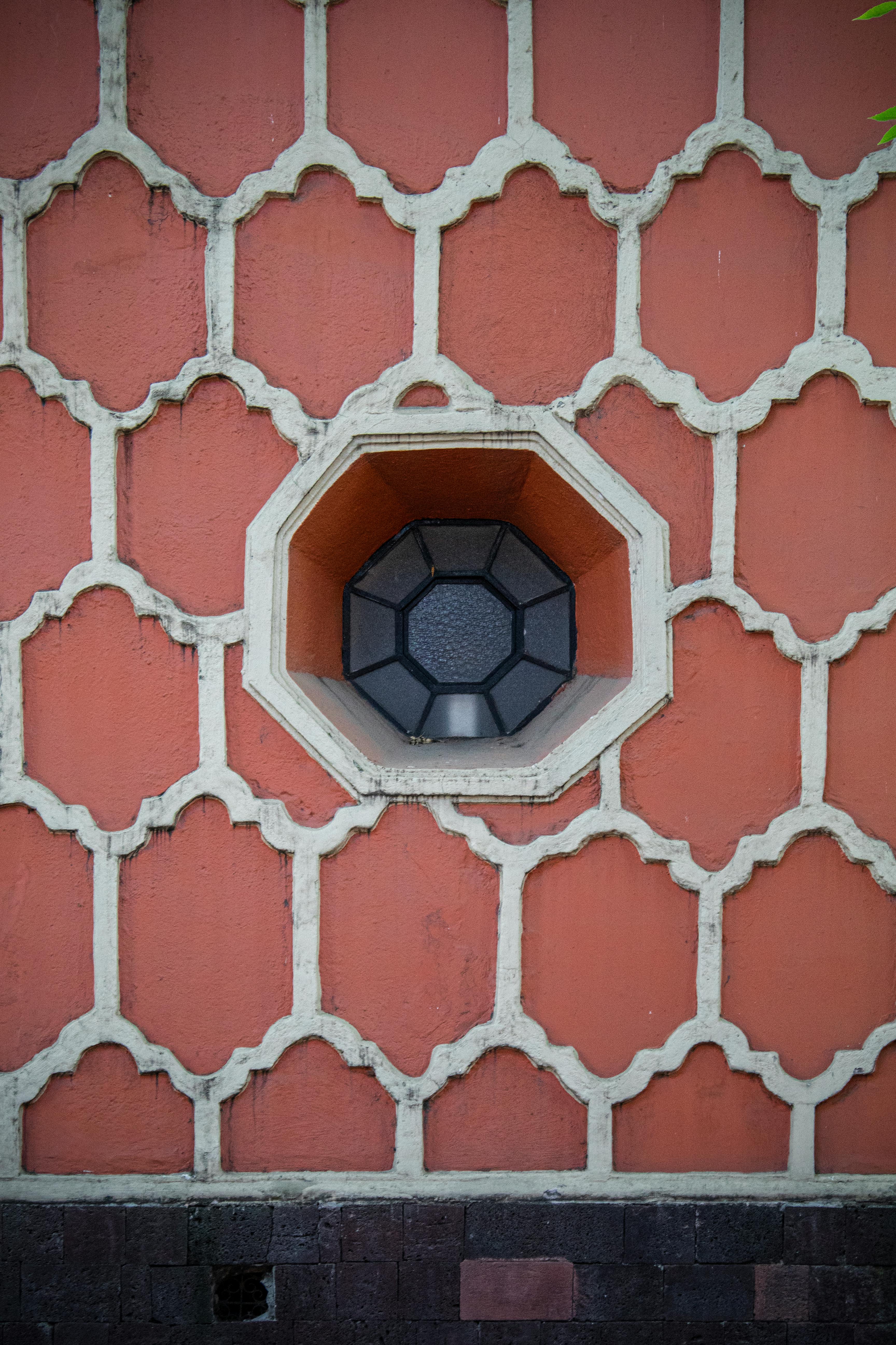 Gratuit Prim-plan al unei ferestre hexagonale amplasate într-un perete cu model din Mexico City. Fotografie de stoc
