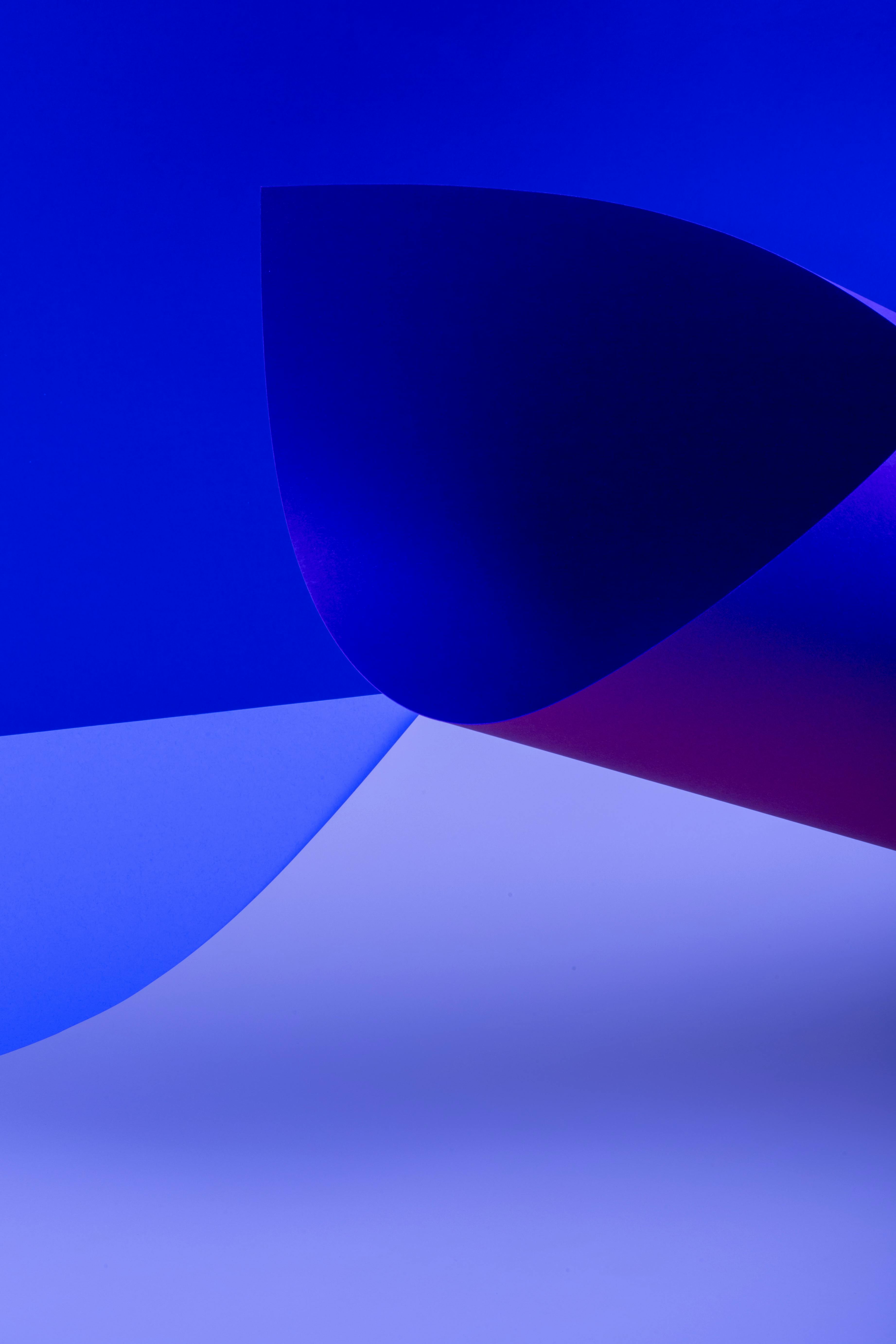 Gratuit Art abstrait aux formes et dégradés bleus dynamiques, parfait pour les fonds d'écran modernes. Photos