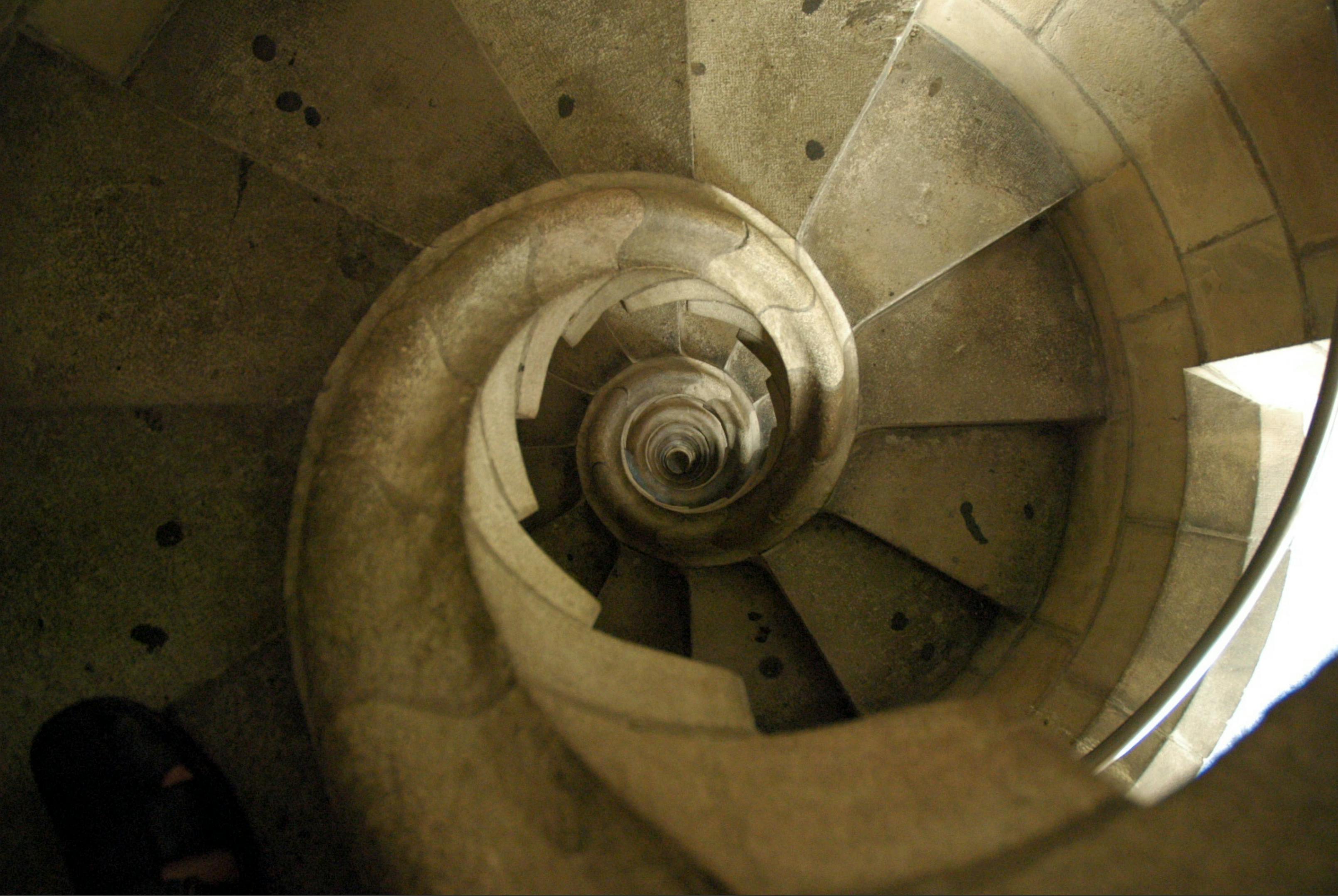 Gratis Vista aérea de una intrincada escalera de caracol de piedra que crea un efecto hipnótico. Foto de stock