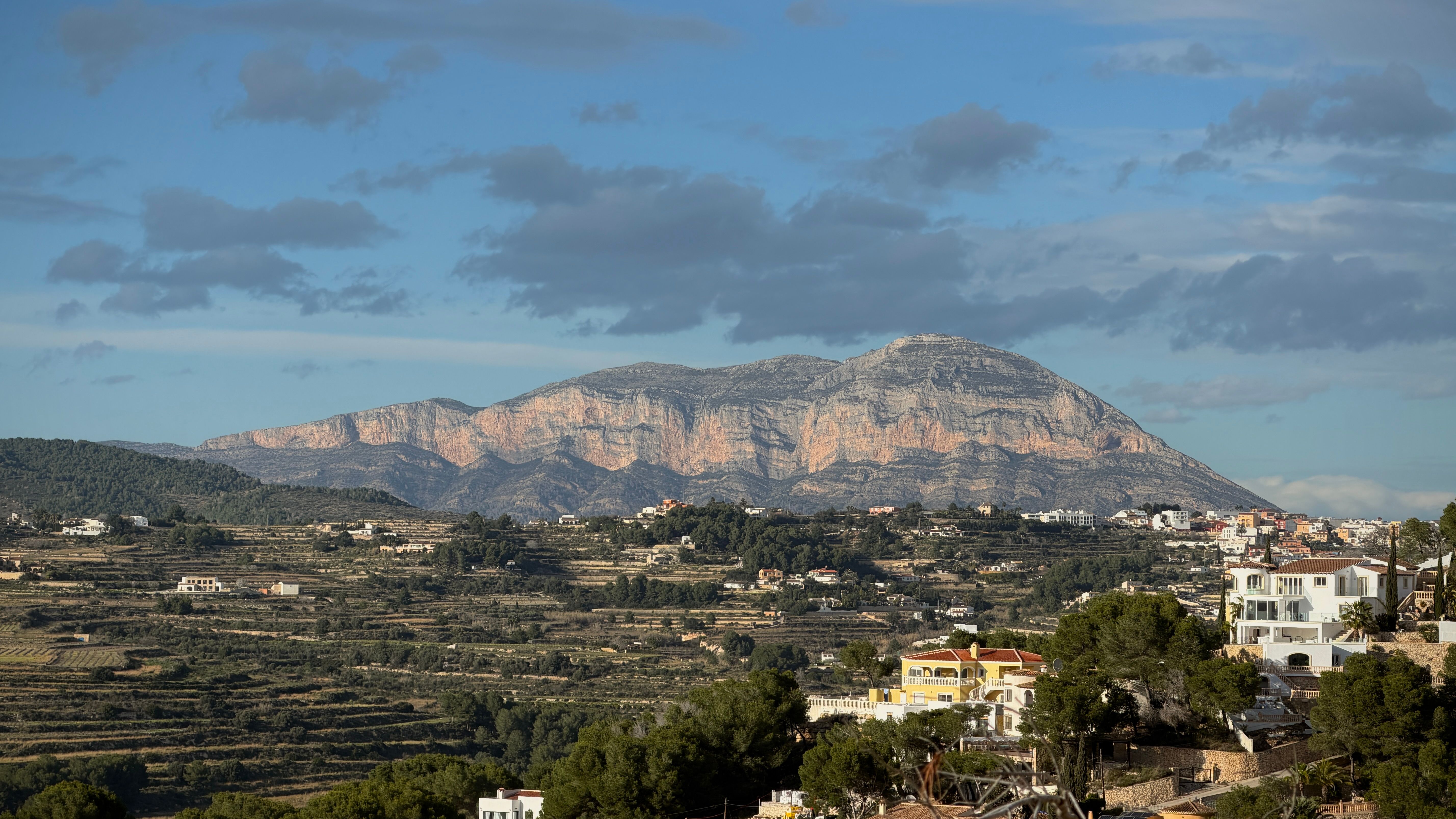 Vista aérea de montaña y paisaje mediterráneo en Alicante