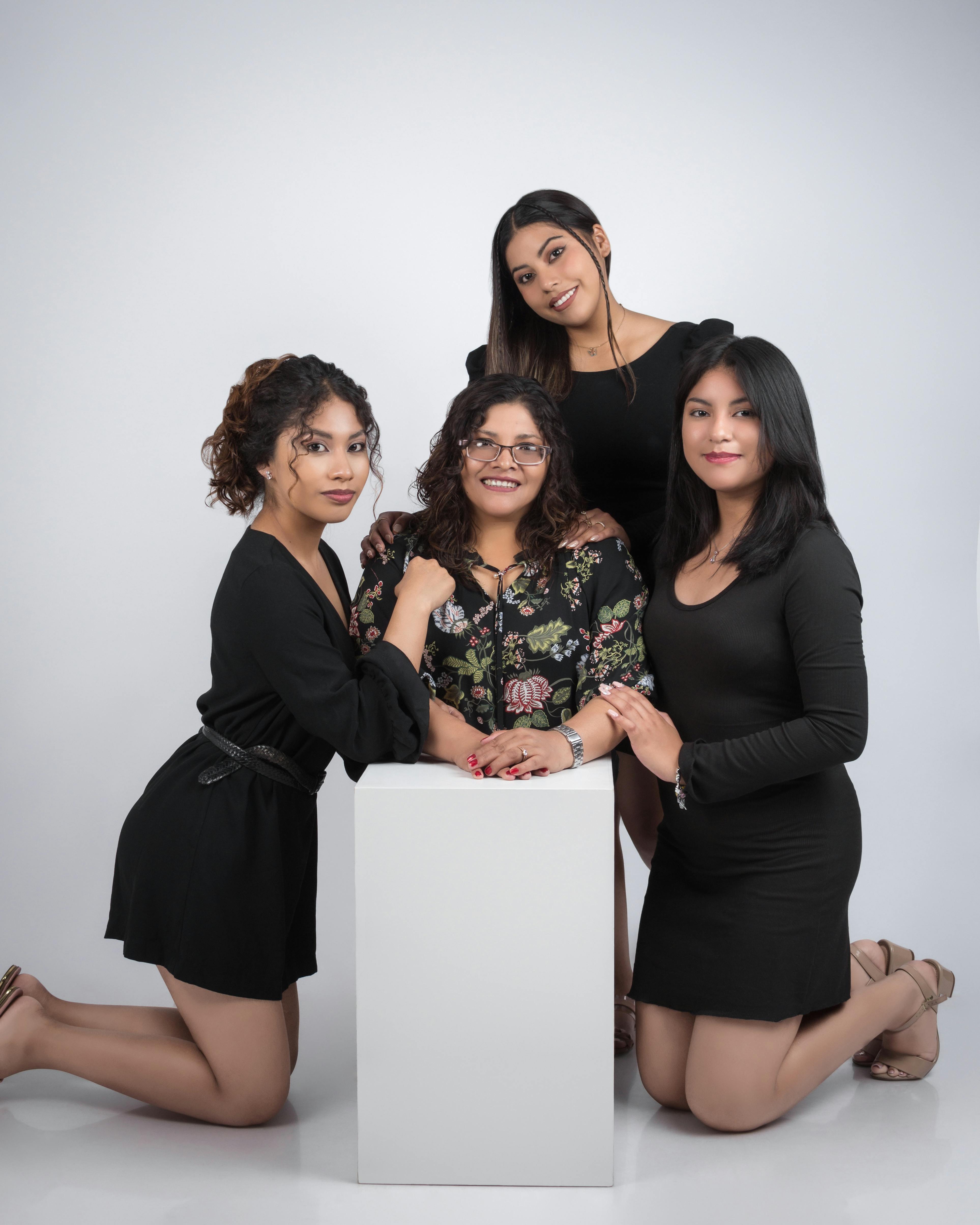 Gratis Quattro donne posano insieme in uno studio professionale. Foto a disposizione