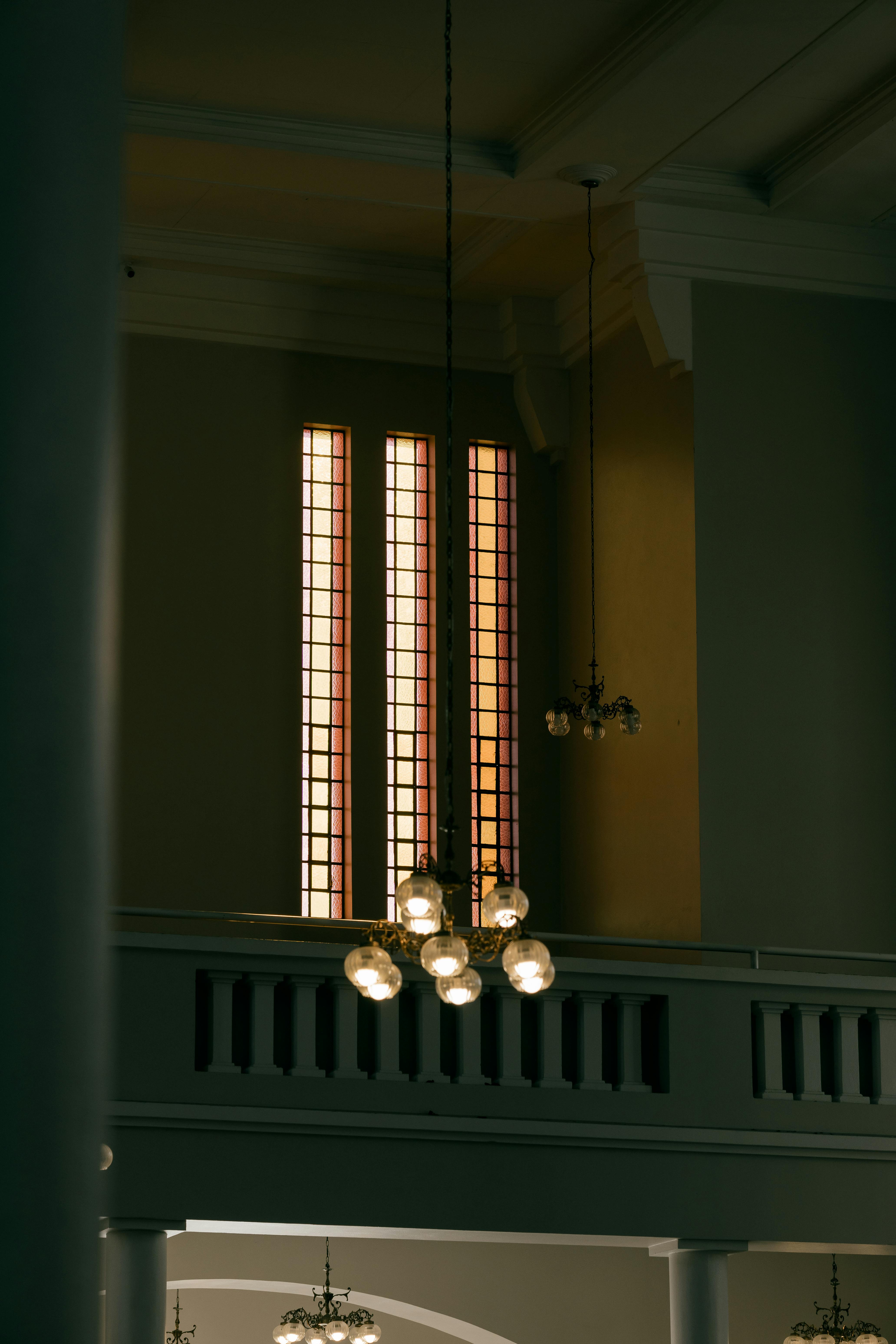 Zadarmo Elegantné vnútorné osvetlenie s vitrážovými oknami a lustrami pre pokojnú atmosféru. Fotka z fotobanky