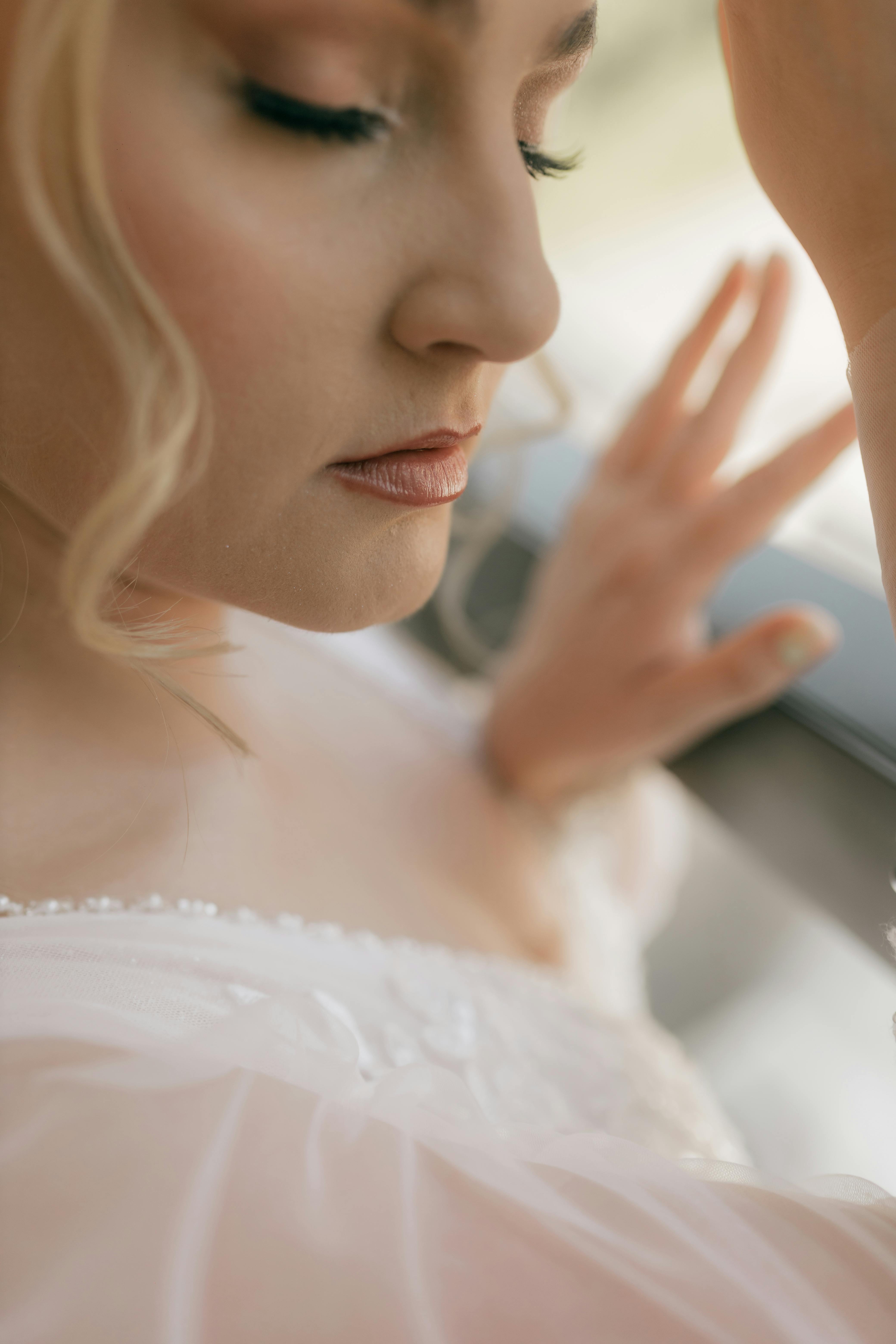 gratis Close-up portret van een bruid in zachte focus, waarin elegantie en emotie samenkomen. Stockfoto