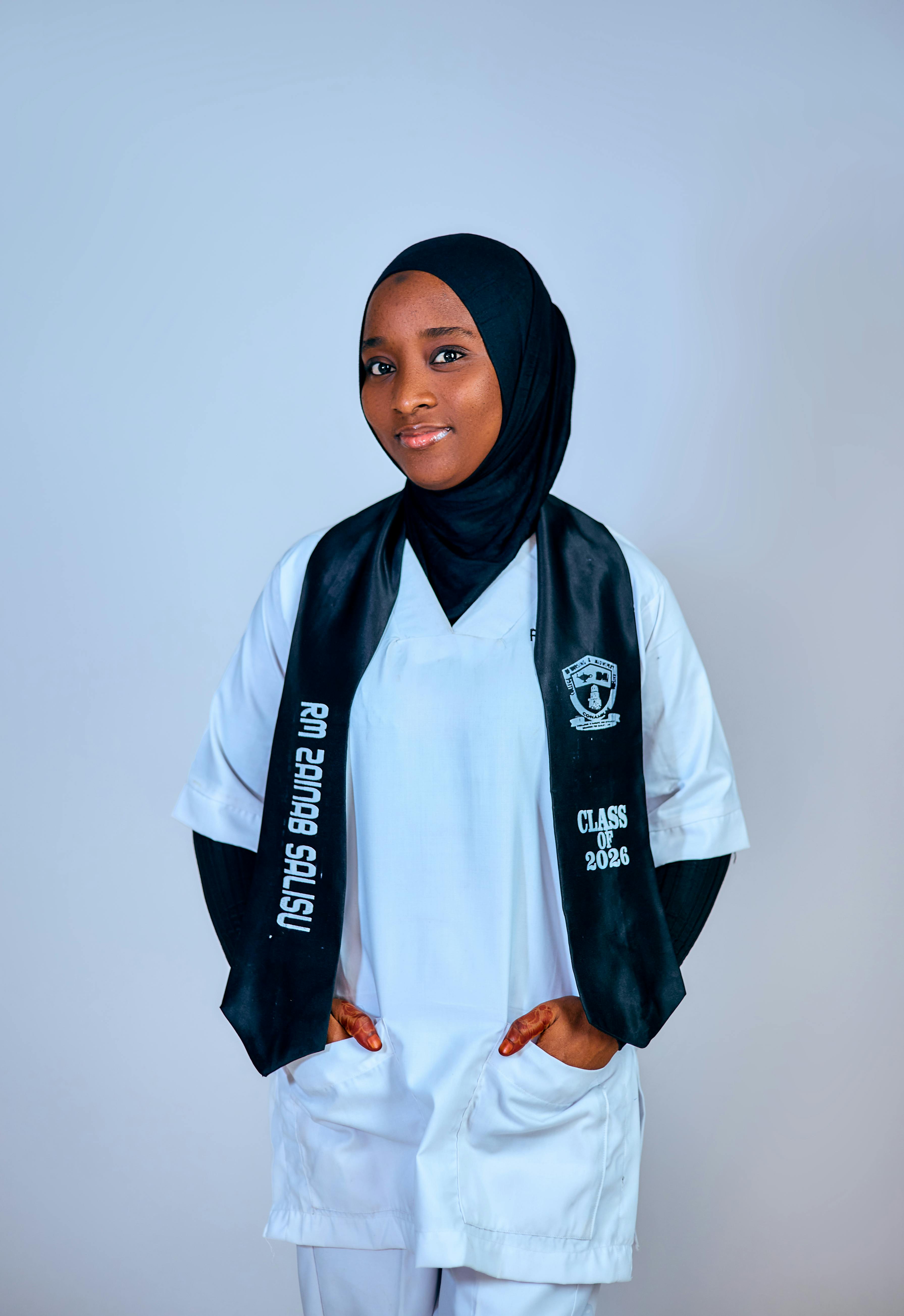 Δωρεάν Αυτοπεποίθηση γυναίκα απόφοιτος ιατρικής που φοράει χιτζάμπ και λευκή στολή με εσάρπα αποφοίτησης. Φωτογραφία από στοκ φωτογραφιών