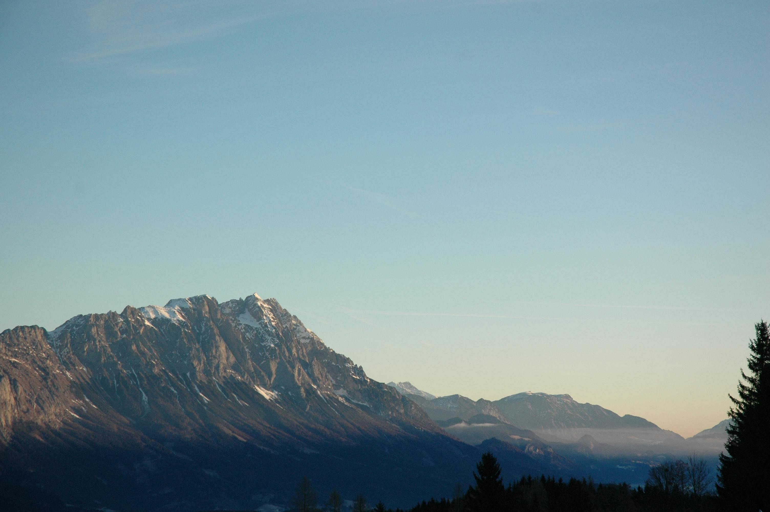 Δωρεάν Μια γαλήνια θέα των χιονισμένων βουνών κάτω από έναν καθαρό χειμερινό ουρανό, ιδανική για τους λάτρεις της φύσης. Φωτογραφία από στοκ φωτογραφιών