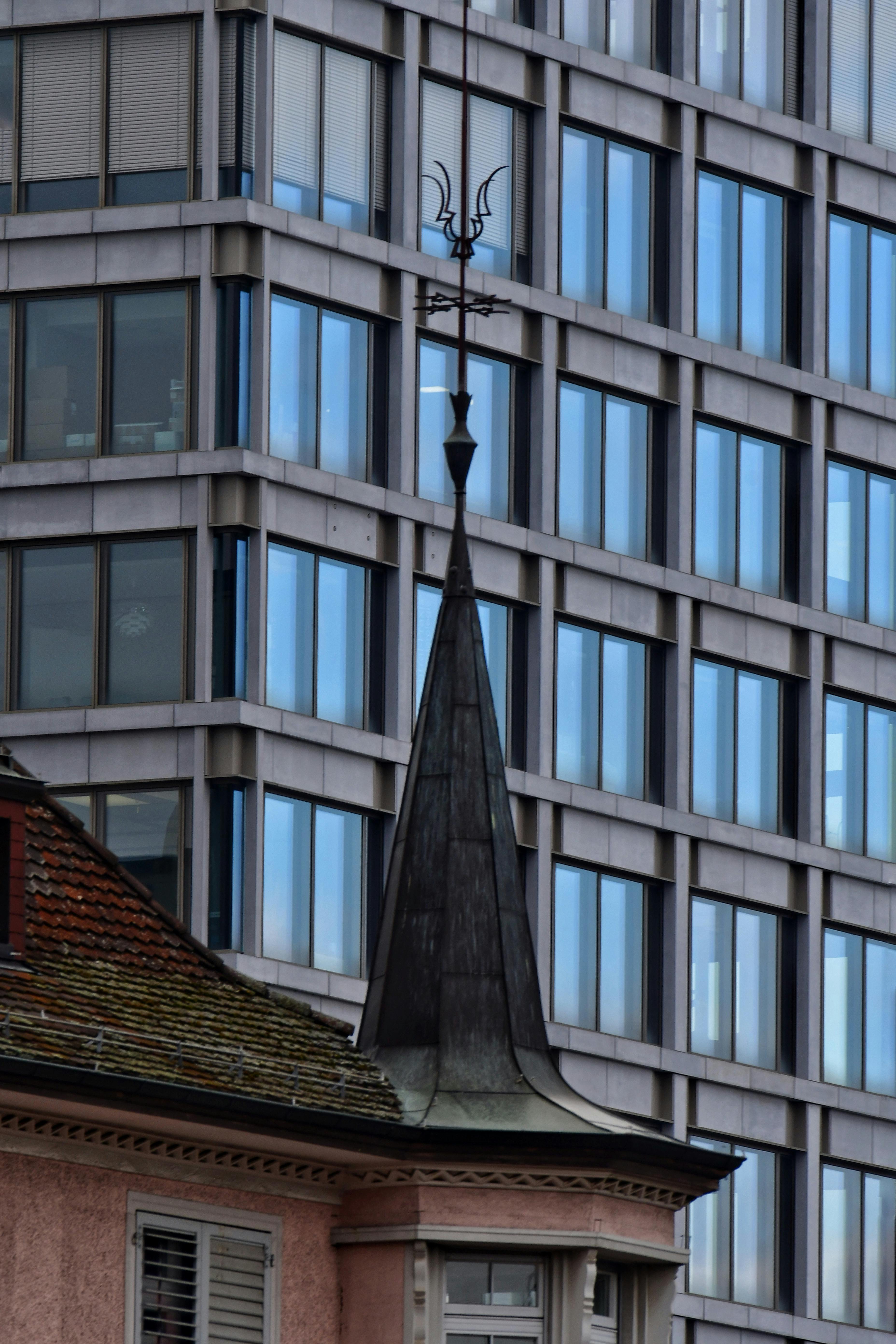 Zadarmo Juxtapozícia historickej európskej architektúry a modernej sklenenej fasády mrakodrapu. Fotka z fotobanky