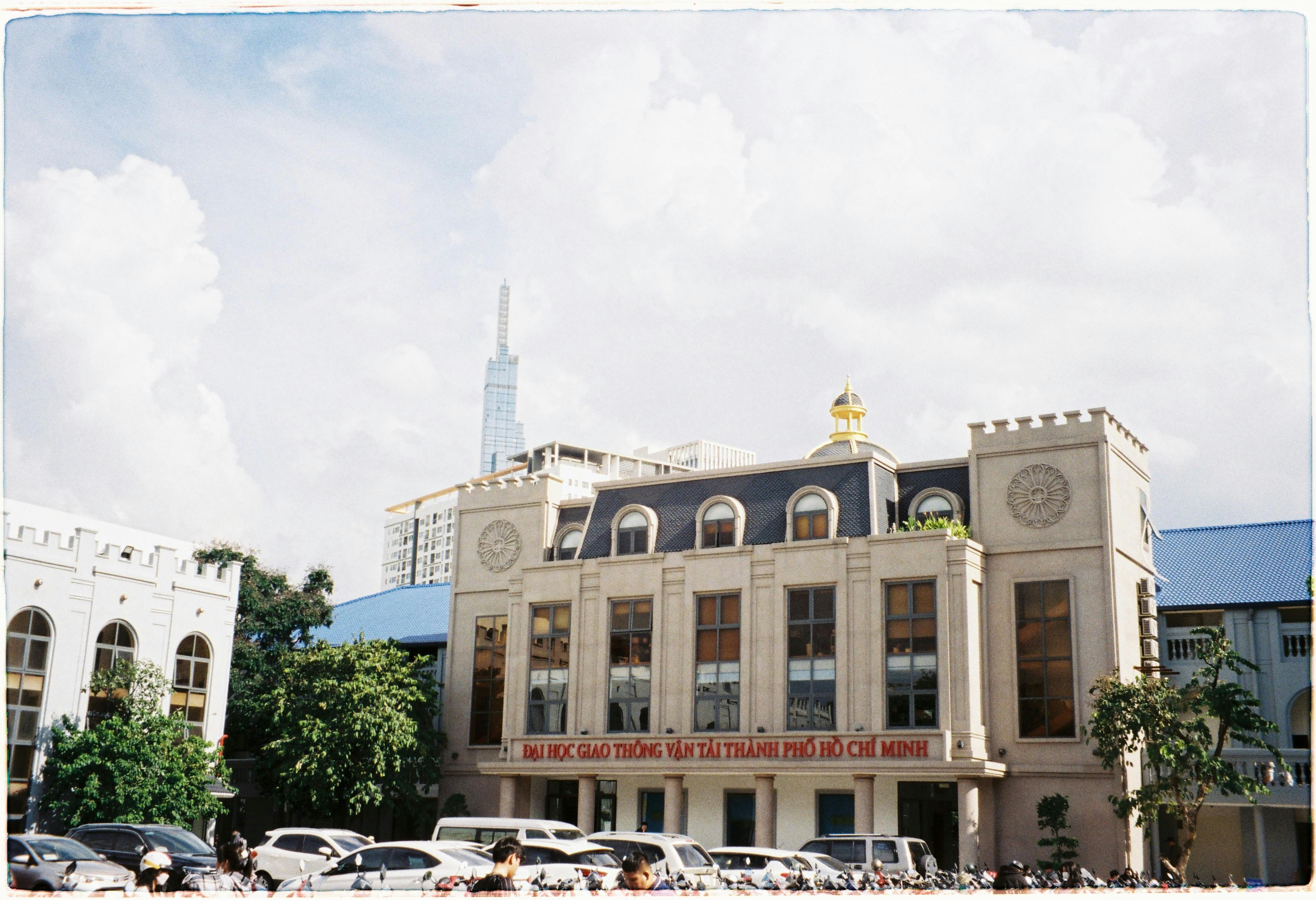 Ücretsiz Vietnam'ın Ho Chi Minh şehrinde, modern silüetle çevrili tarihi bina cephesi. Stok Fotoğraflar