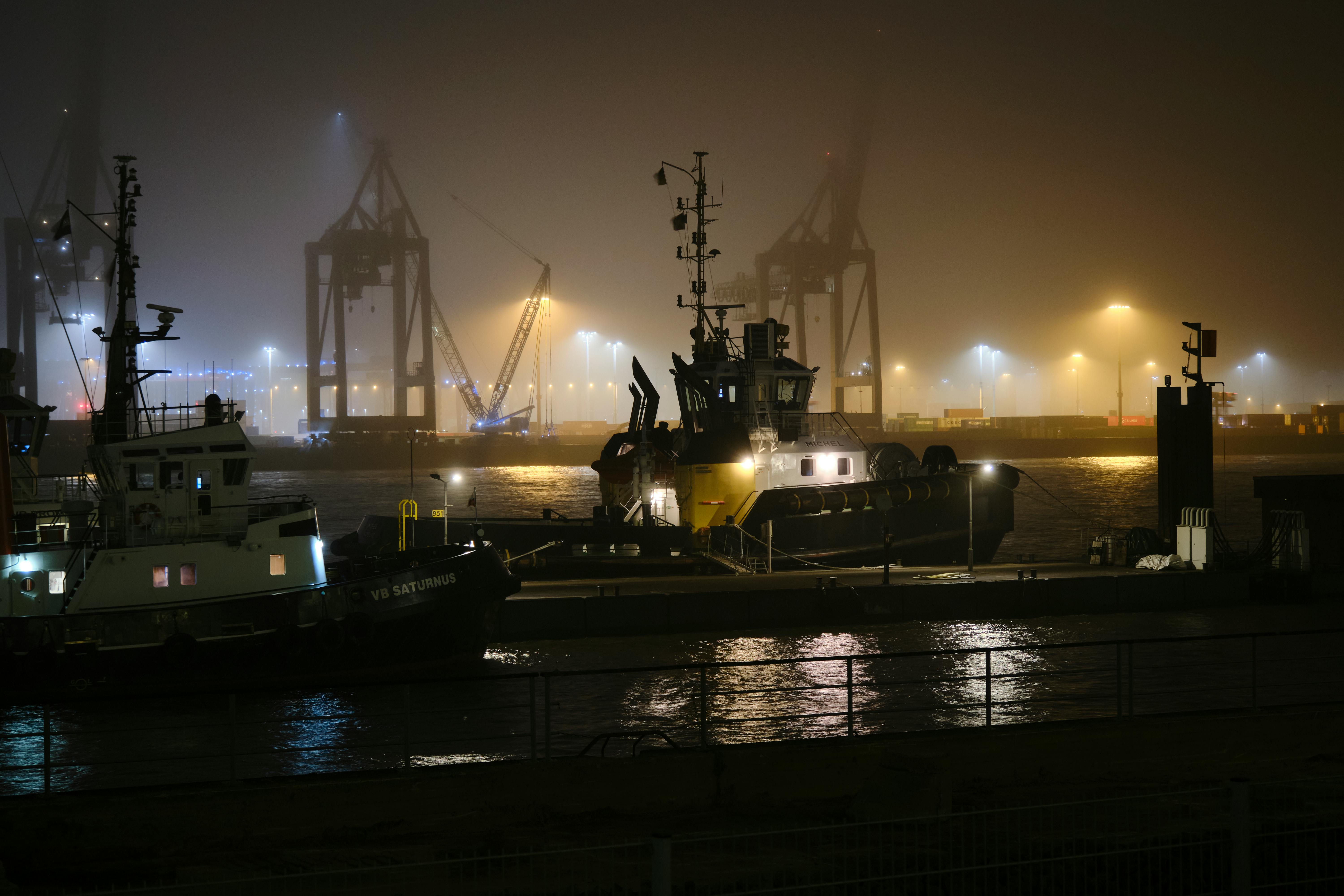 Δωρεάν Ομιχλώδης νυχτερινή σκηνή φωτισμένων πλοίων στο λιμάνι του Αμβούργου, Γερμανία. Φωτογραφία από στοκ φωτογραφιών