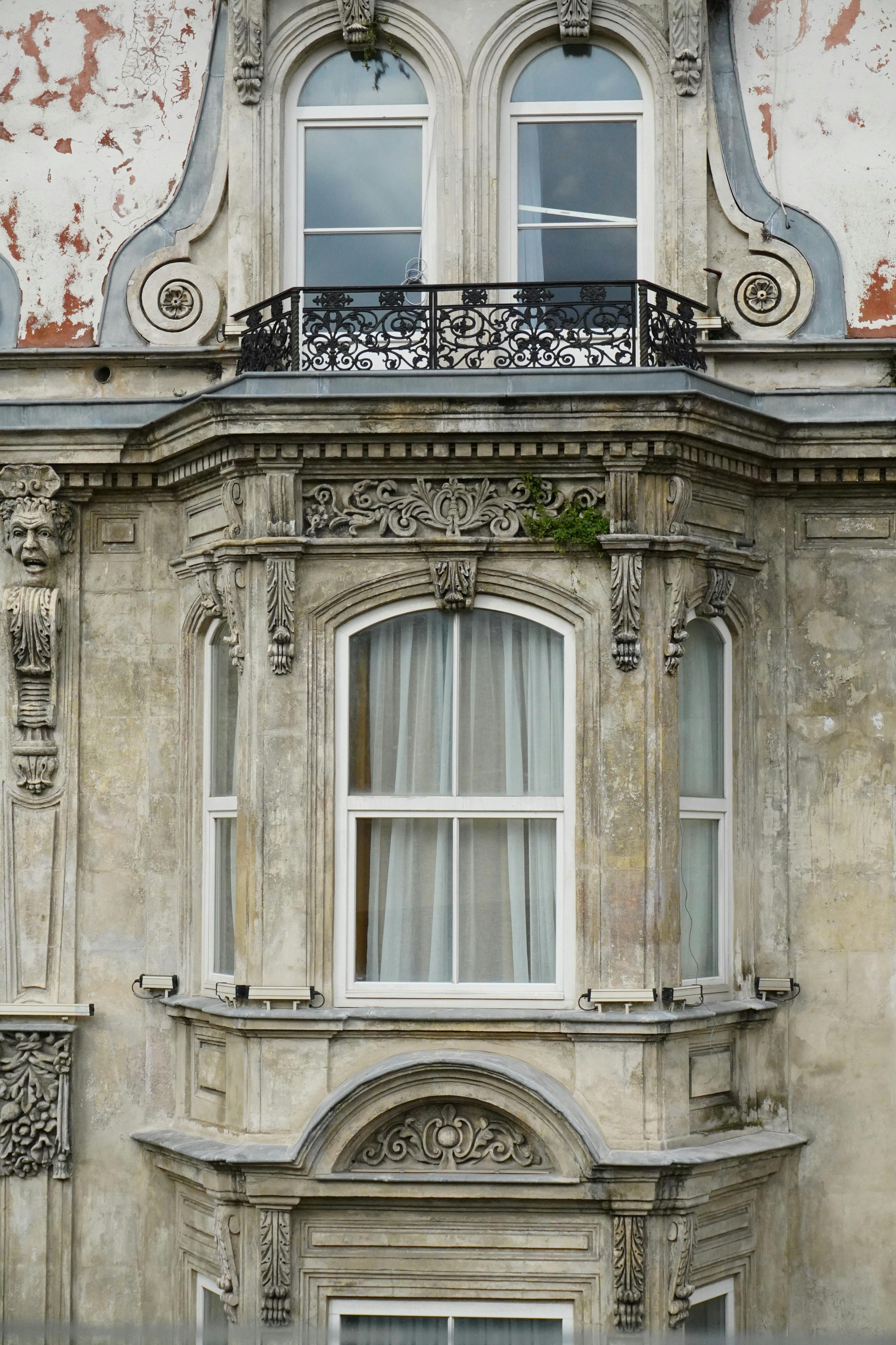 Gratis Vista architettonica dettagliata della facciata di un edificio storico europeo con motivi ornamentali e finestre. Foto a disposizione