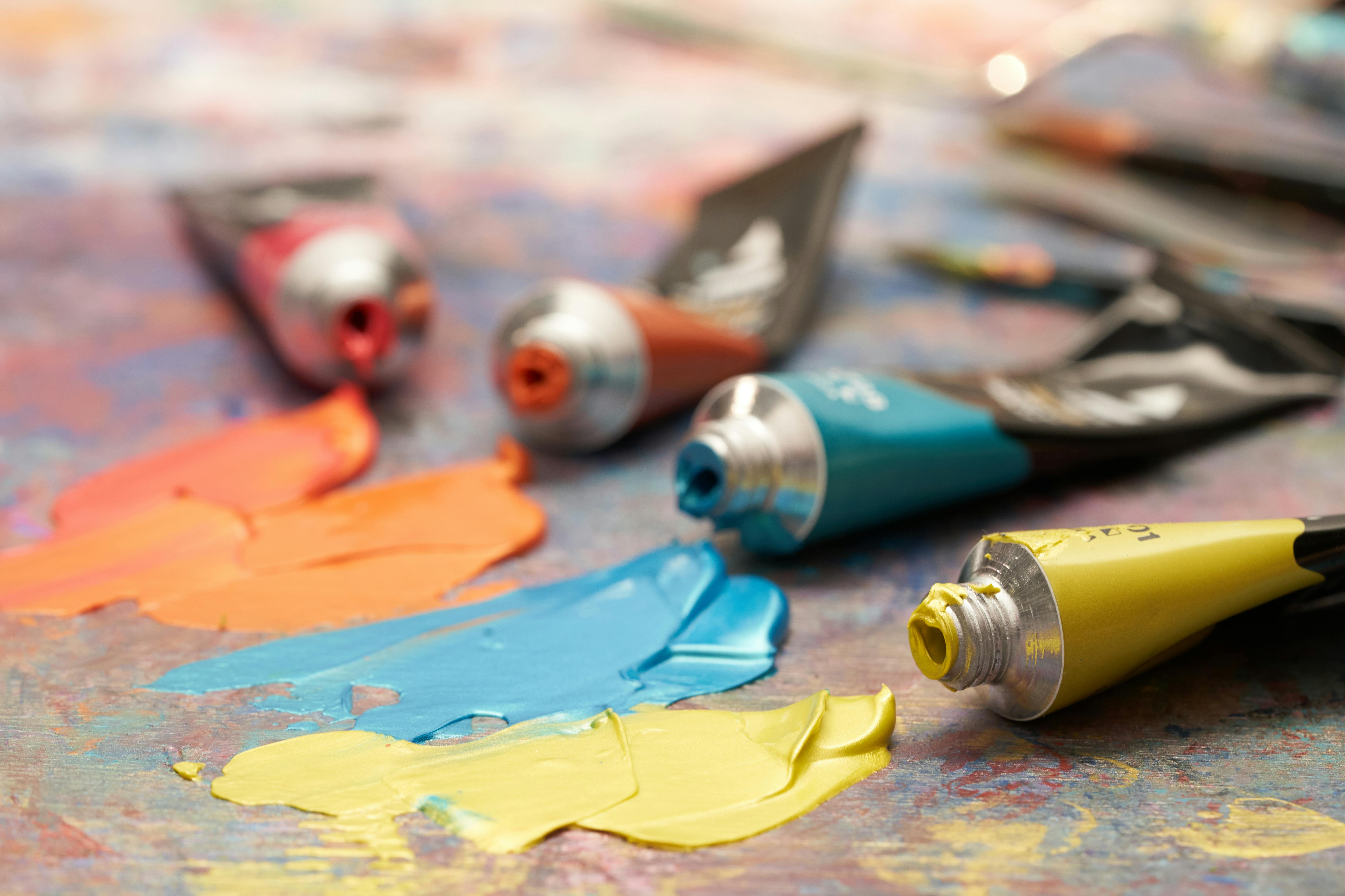 Miễn phí Những tuýp sơn acrylic rực rỡ với màu sắc sống động trải rộng trên bảng màu nghệ thuật. Ảnh lưu trữ