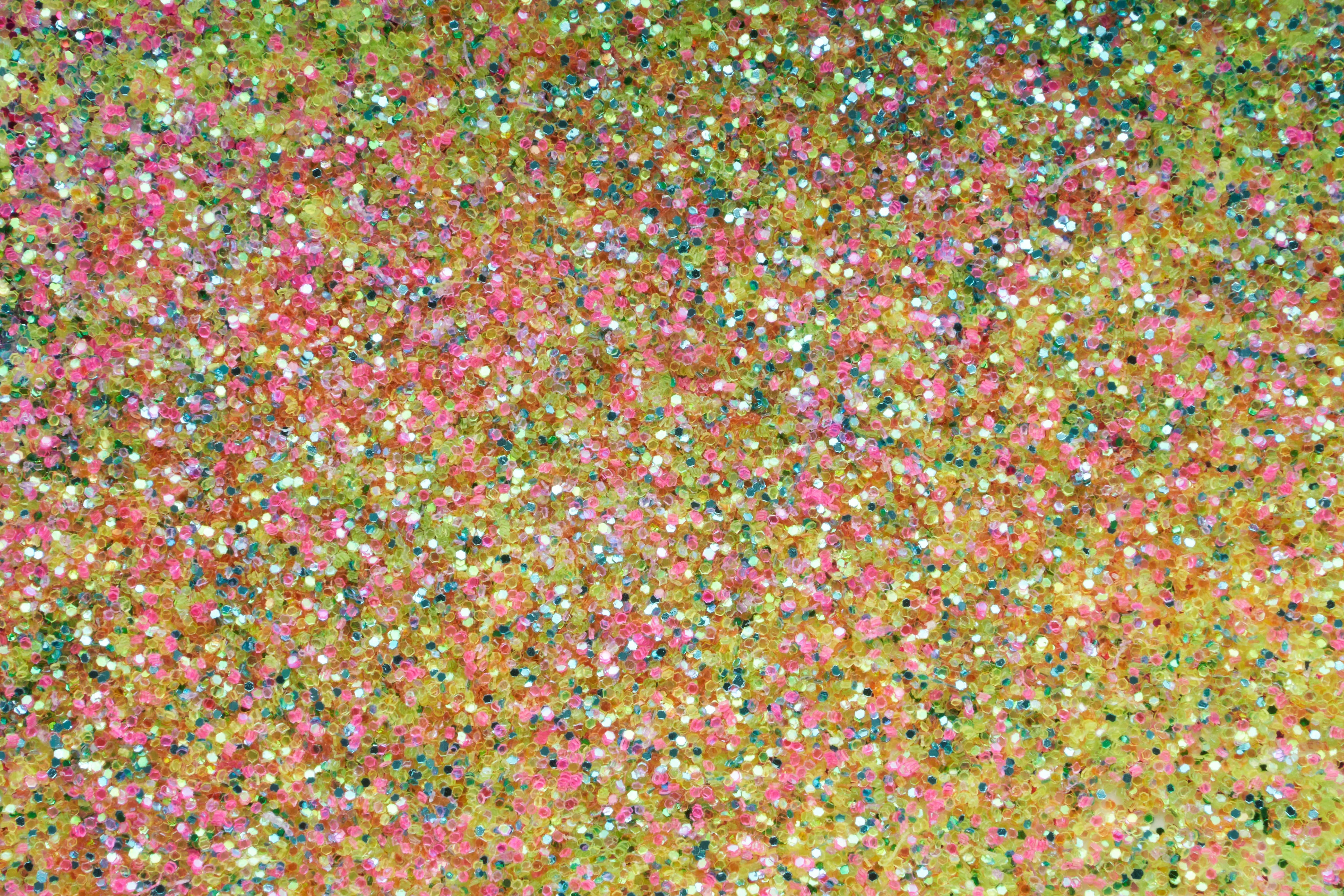 gratis Levendige close-up van veelkleurige confetti die een feestelijke en vrolijke sfeer creëert. Stockfoto
