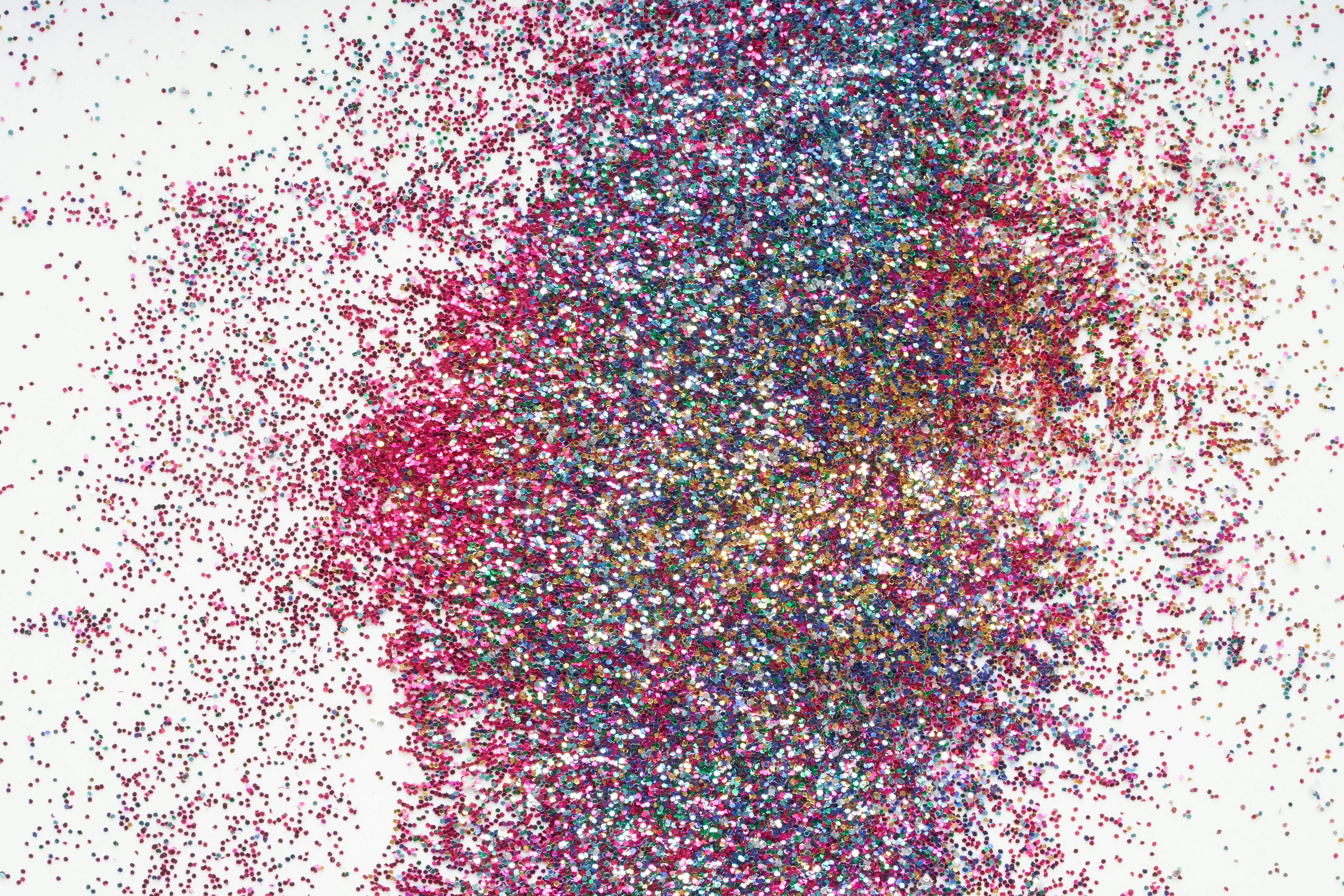 Ücretsiz Beyaz bir zemin üzerine serpiştirilmiş çok renkli simlerin canlı karışımı, şenlikli ve sanatsal bir desen oluşturuyor. Stok Fotoğraflar