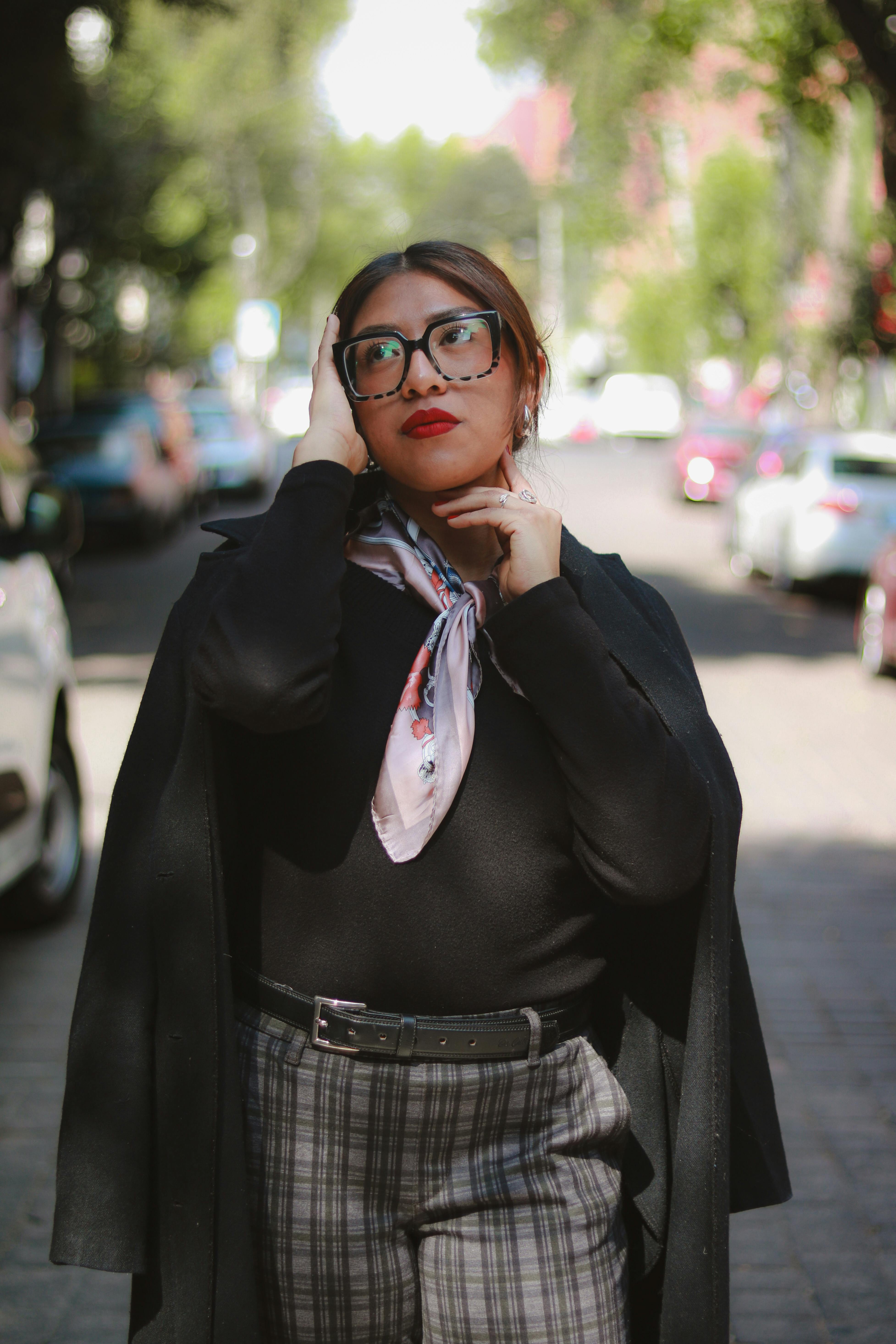 Miễn phí Người phụ nữ sành điệu tạo dáng tự tin ngoài trời với phông nền thành phố sống động, thể hiện phong cách sống đô thị hiện đại. Ảnh lưu trữ