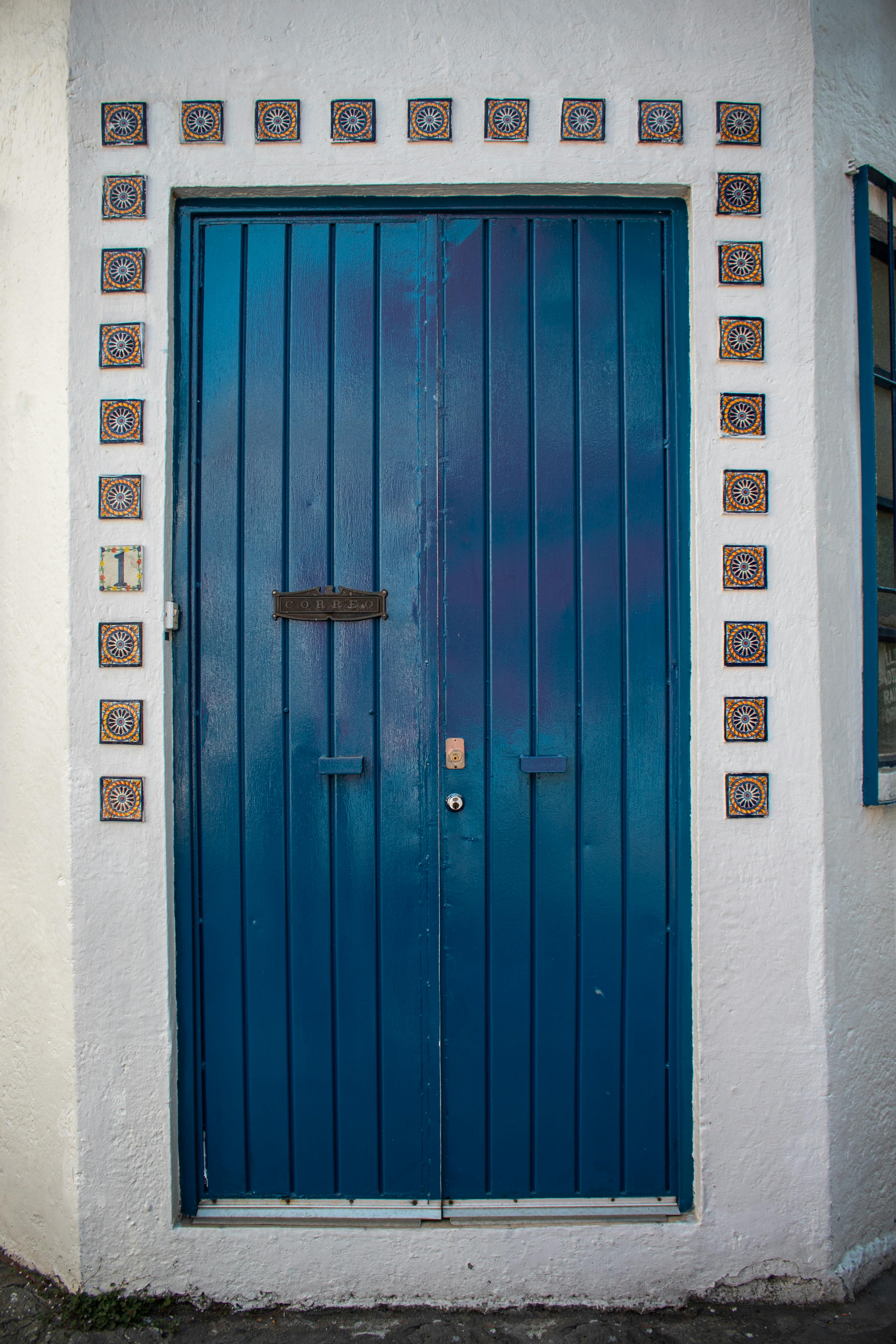 ingyenes Egy kék ajtó, amelyet hagyományos mexikói csempék vesznek körül Coyoacánban, Mexikóvárosban. Stockfotó