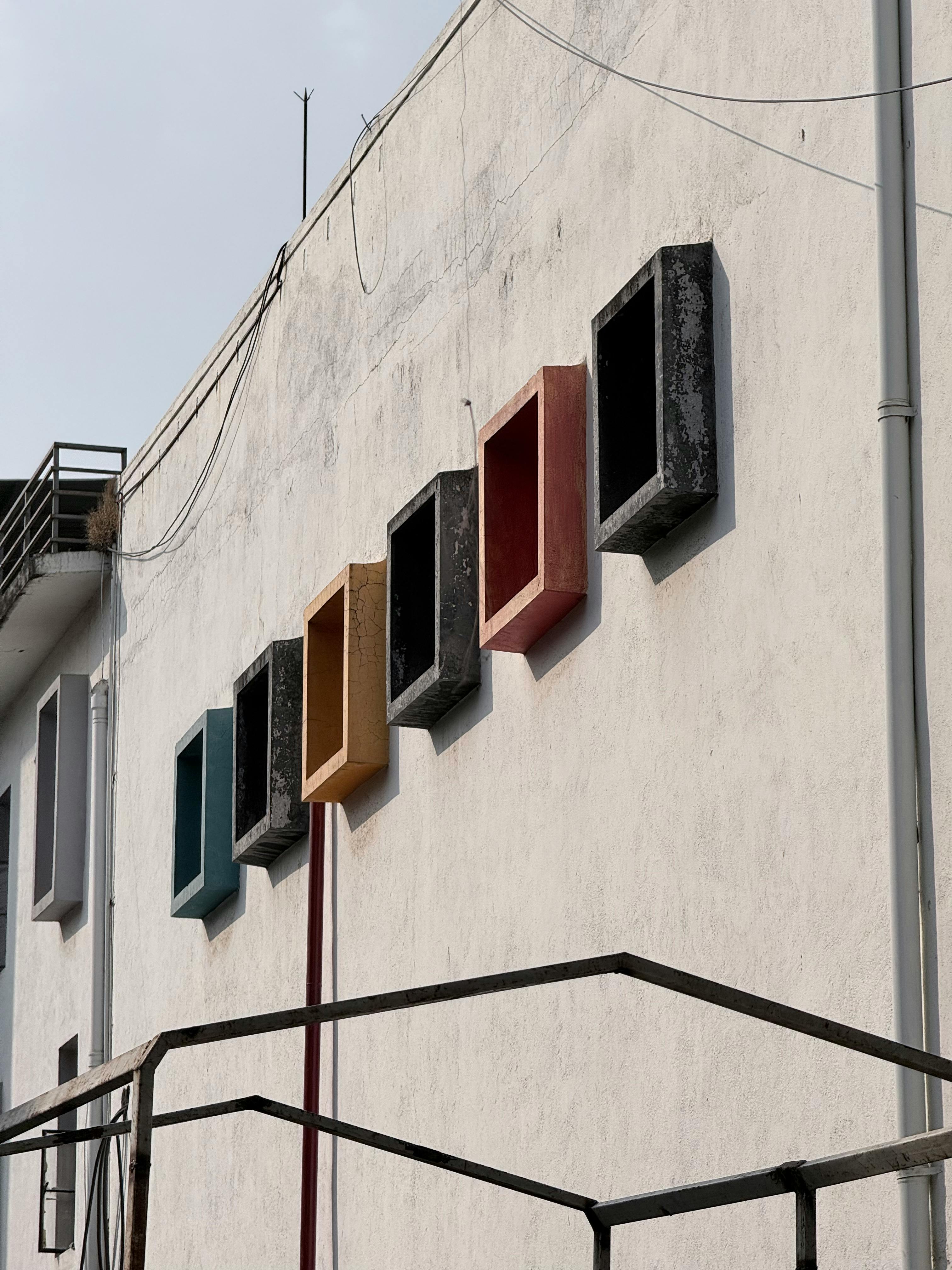 ingyenes Városi építészet színes ablakkeretekkel egy épületen Nashikban, Indiában. Stockfotó