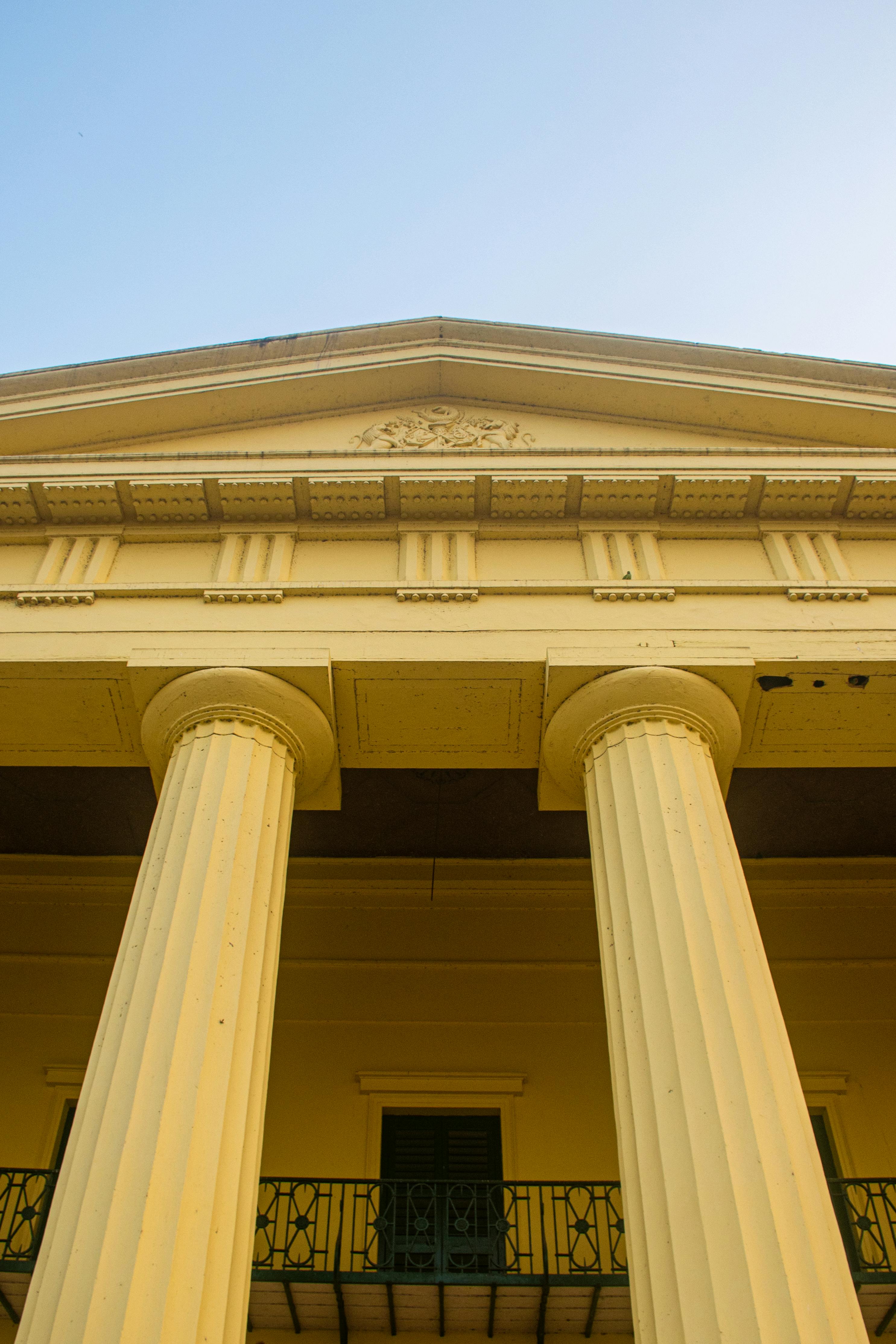 Δωρεάν Μεγαλοπρεπές κτίριο ελληνικής αναγέννησης με εμβληματικές κολώνες σε φόντο έναν καθαρό ουρανό. Φωτογραφία από στοκ φωτογραφιών