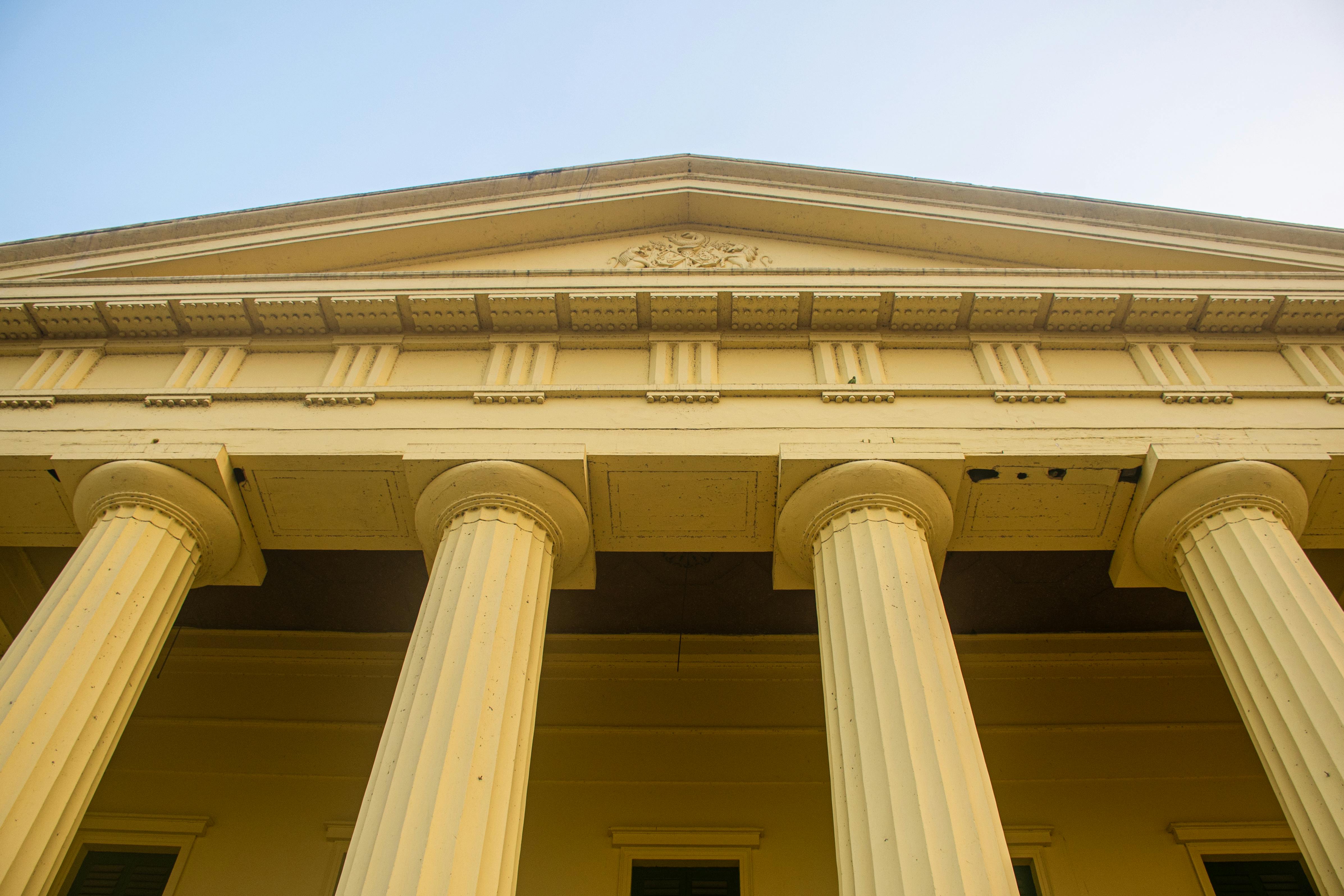 Δωρεάν Κοντινή άποψη κλασικών αρχιτεκτονικών κιόνων κάτω από τον γαλάζιο ουρανό που δίνουν έμφαση στη συμμετρία και τη δομή. Φωτογραφία από στοκ φωτογραφιών