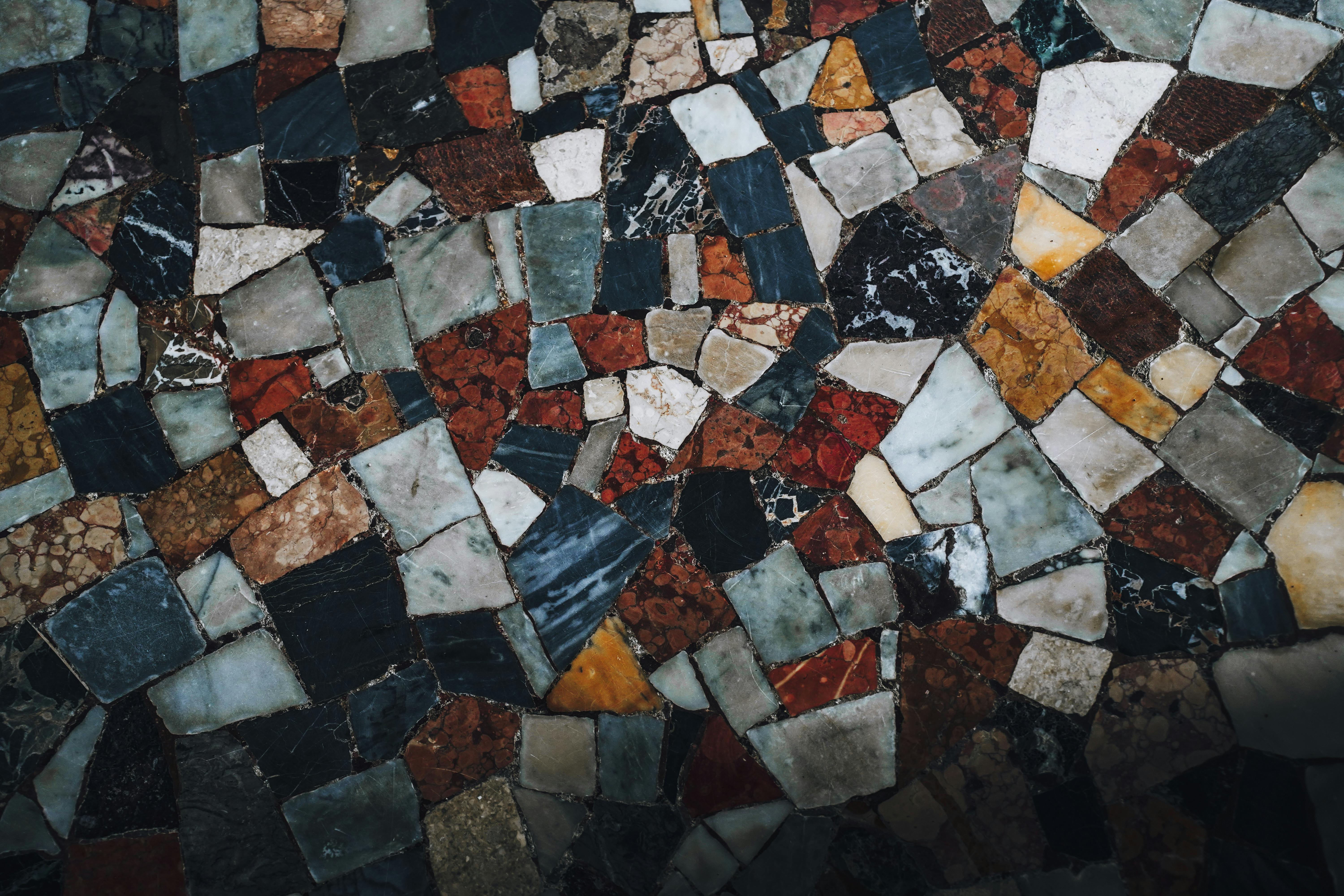 Kostnadsfria Detaljerad vy av ett färgglatt, abstrakt mosaikmönster som visar upp olika former och färger. Stock foto