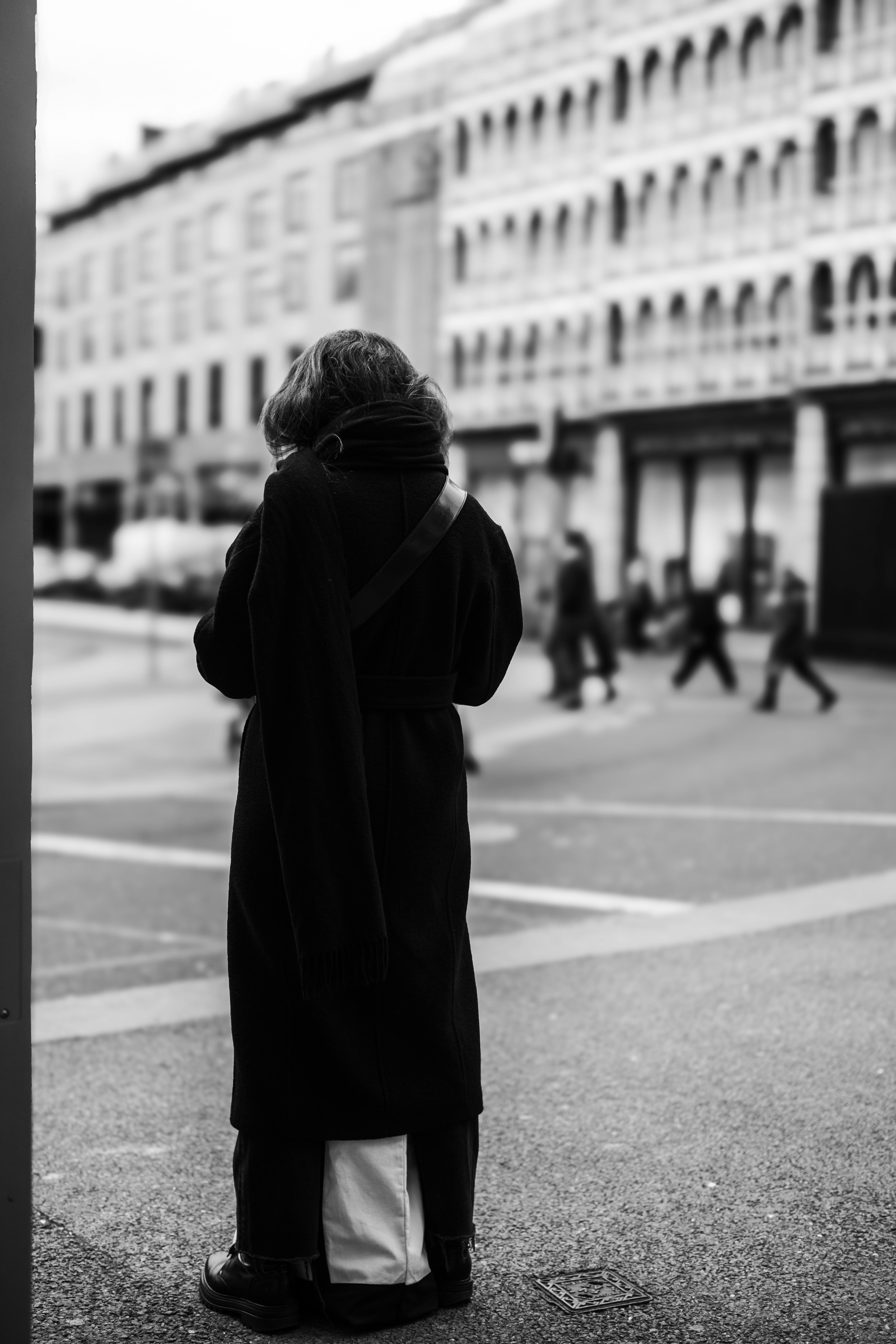 Gratuit Scenă alb-negru a unei persoane care așteaptă pe o stradă din Dublin, surprinzând starea de spirit a vieții urbane. Fotografie de stoc