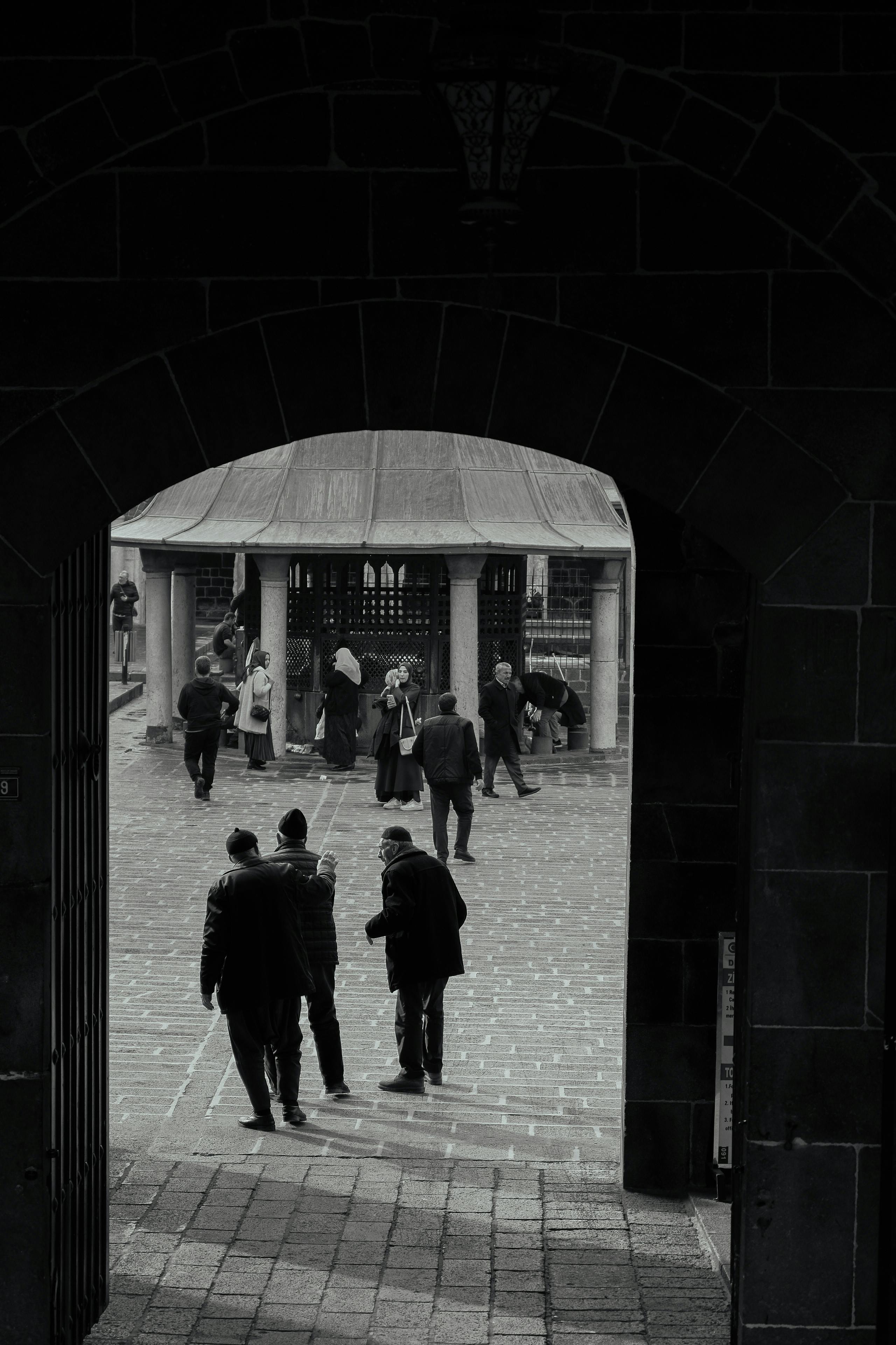 Gratis Fotografía en blanco y negro de personas en un patio histórico en Diyarbakır, Turquía. Foto de stock