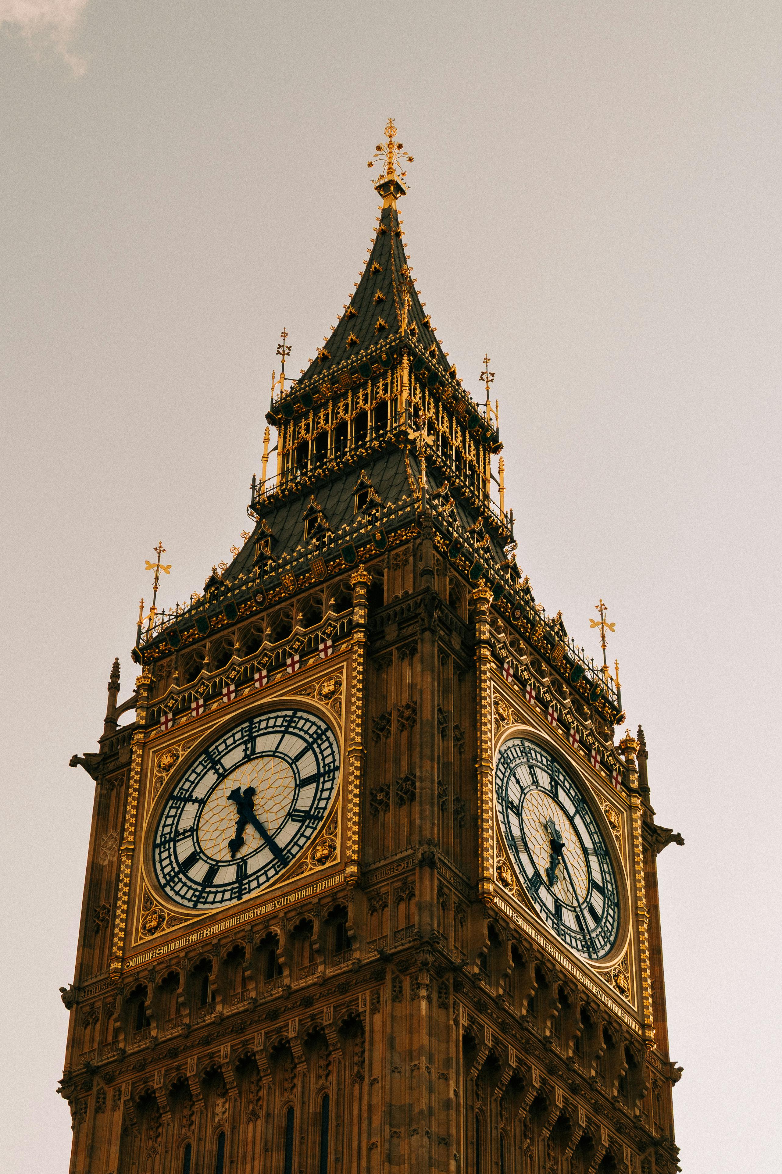 gratis Een close-up van de Big Ben-klokkentoren in Londen tijdens zonsondergang, waarop de ingewikkelde architectuur goed te zien is. Stockfoto