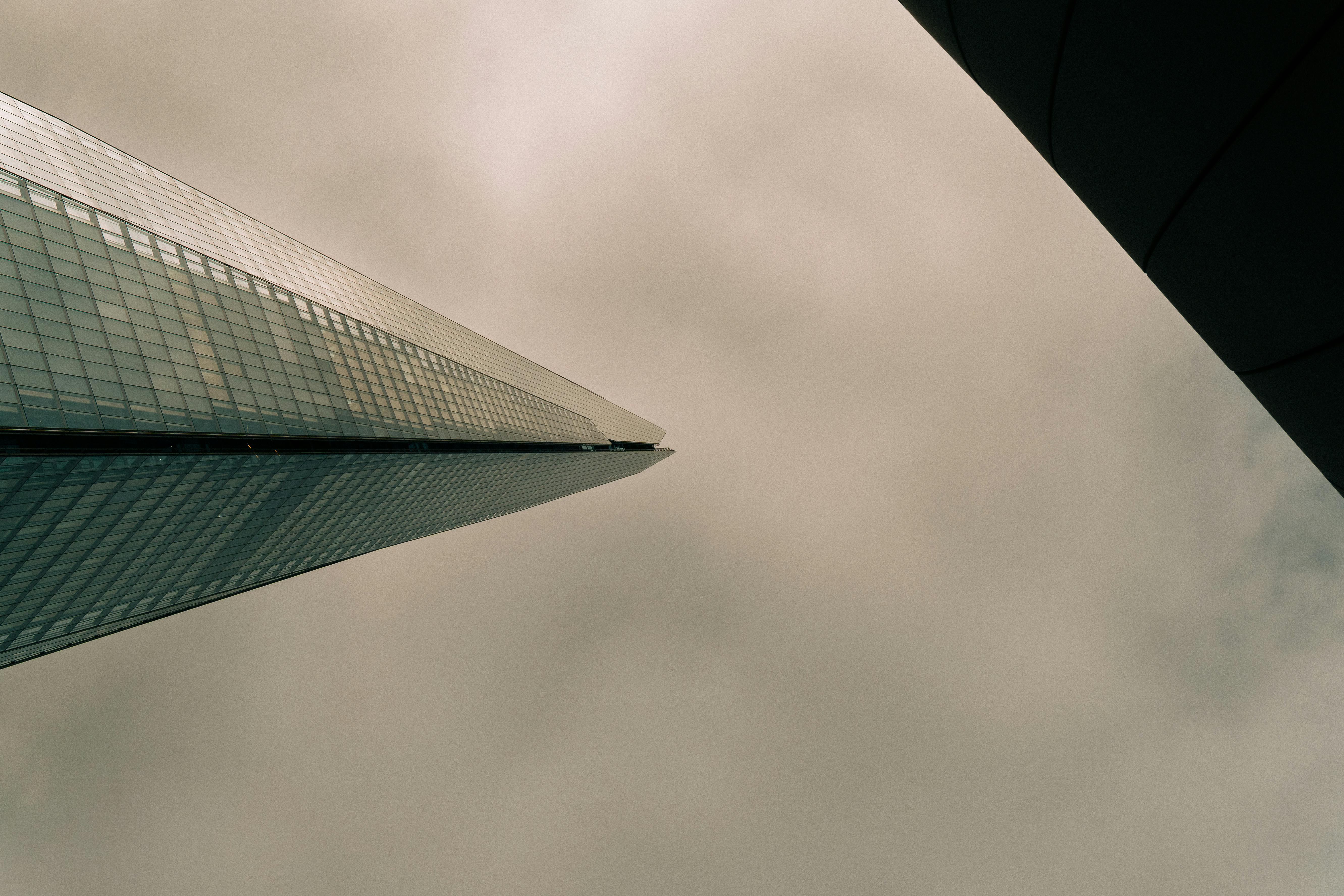 Gratis Vista espectacular de un moderno rascacielos que se eleva hacia el cielo nublado, creando un paisaje urbano abstracto. Foto de stock