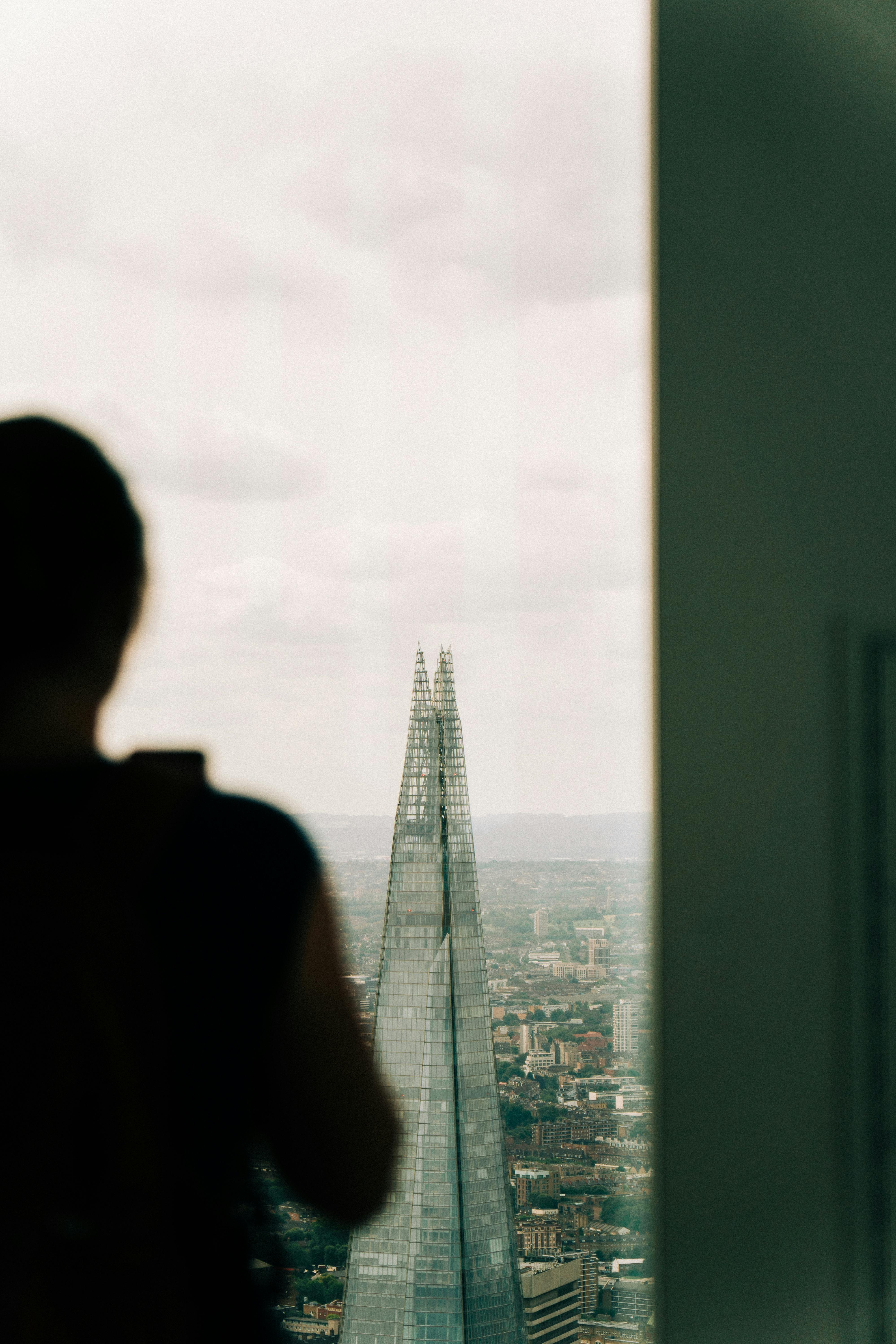Ücretsiz Londra'daki bir kapalı gözlem güvertesinden Shard'ı izleyen bir kişinin silueti. Stok Fotoğraflar