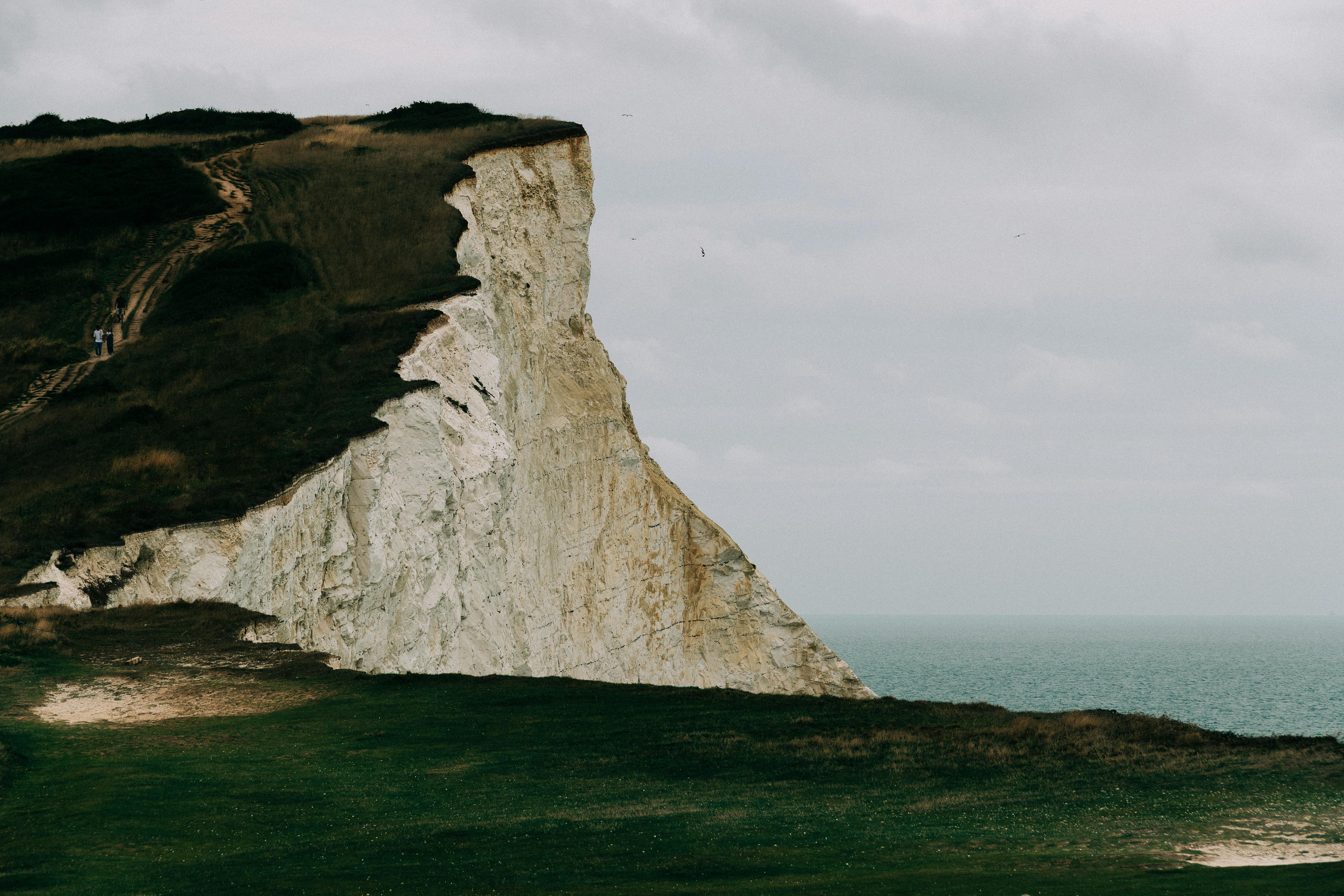 Безкоштовне Знамениті Білі скелі Дувра з мальовничого ракурсу, зняті над Ла-Маншем у хмарний день. стокове фото