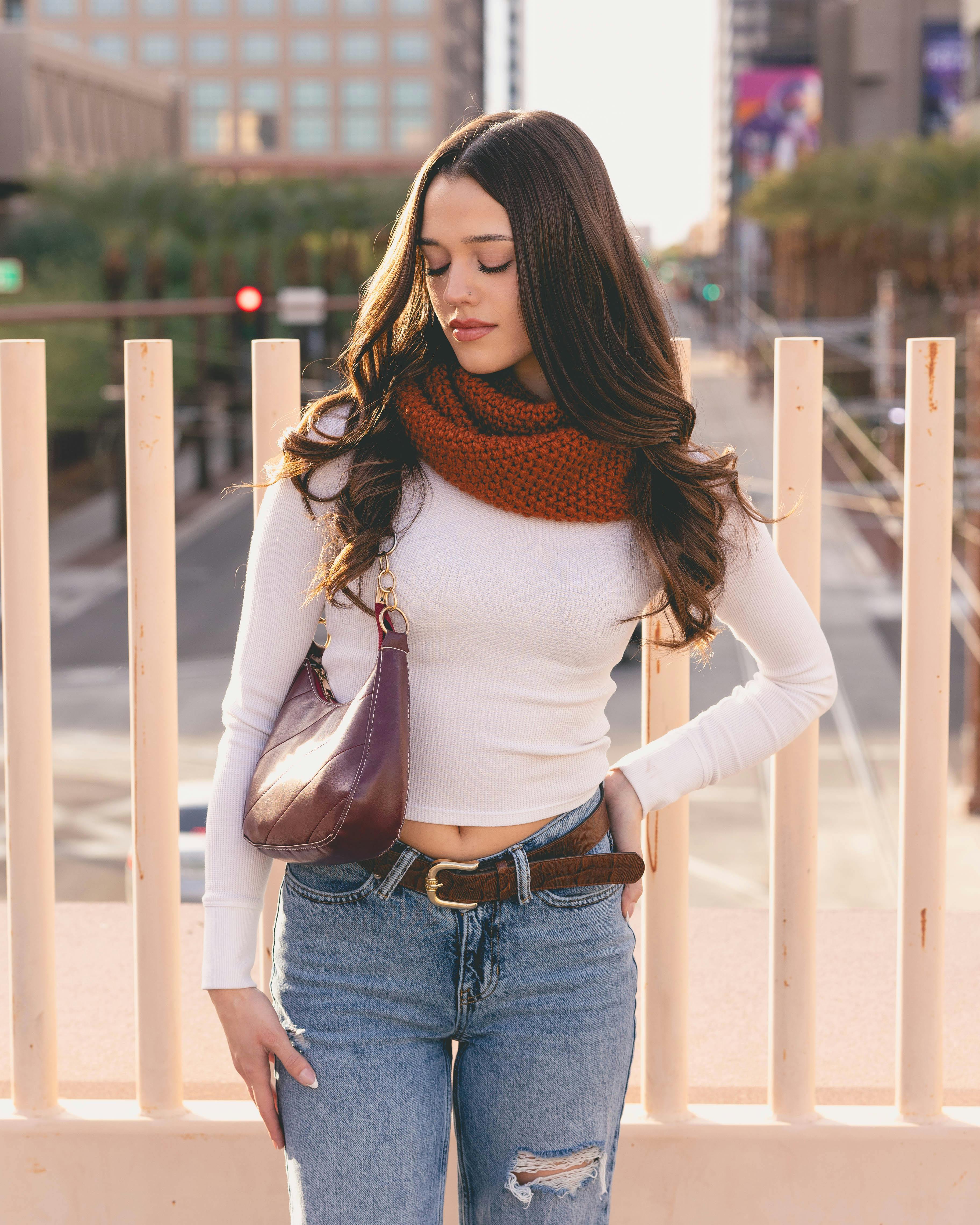 ฟรี หญิงสาวทันสมัยสวมผ้าพันคอโพสท่าอยู่บนถนนในเมืองฟีนิกซ์ยามพระอาทิตย์ตกดิน คลังภาพถ่าย