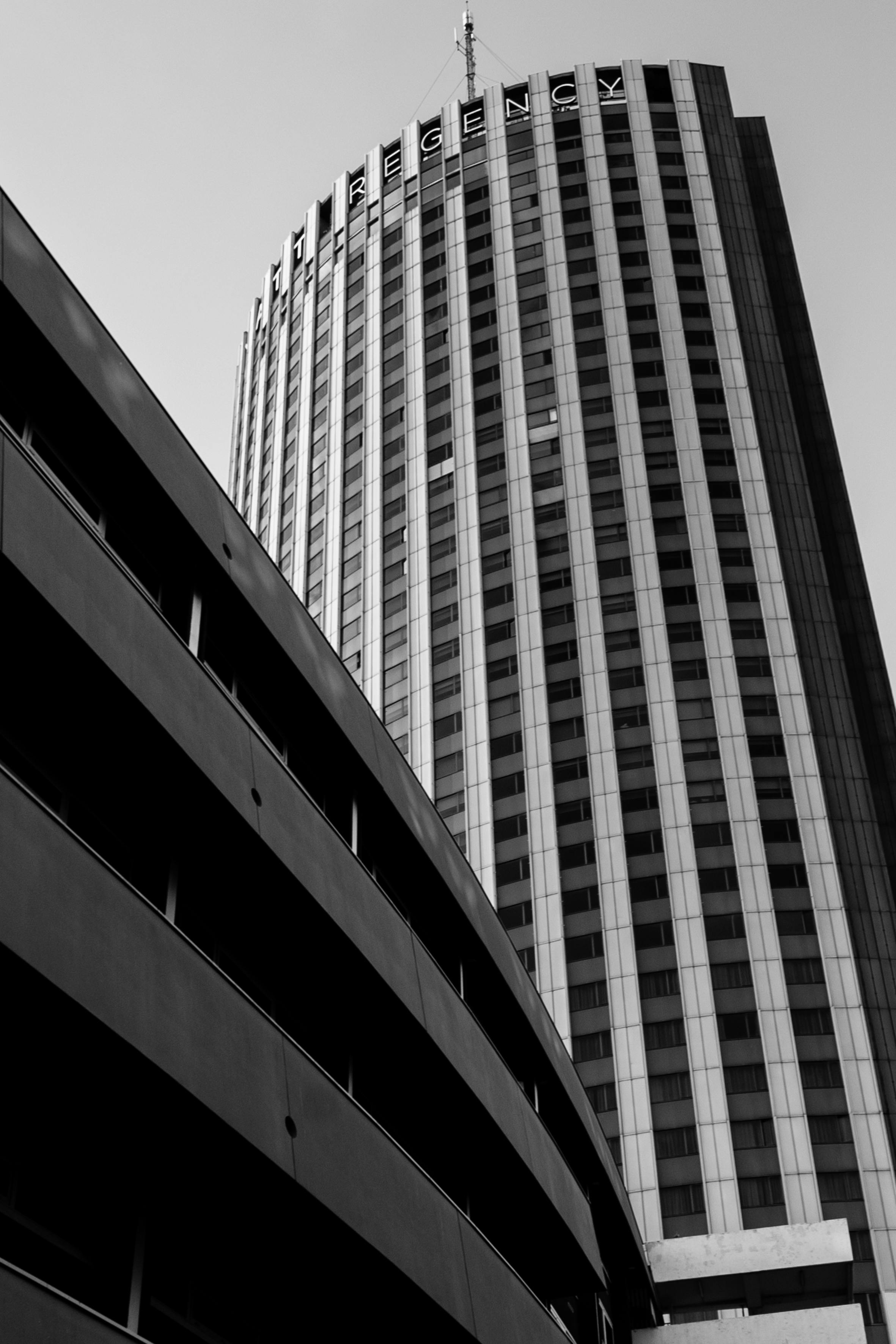 Bezpłatne Czarno-białe zdjęcie nowoczesnego wieżowca w Paryżu, Francja. Zdjęcie z galerii