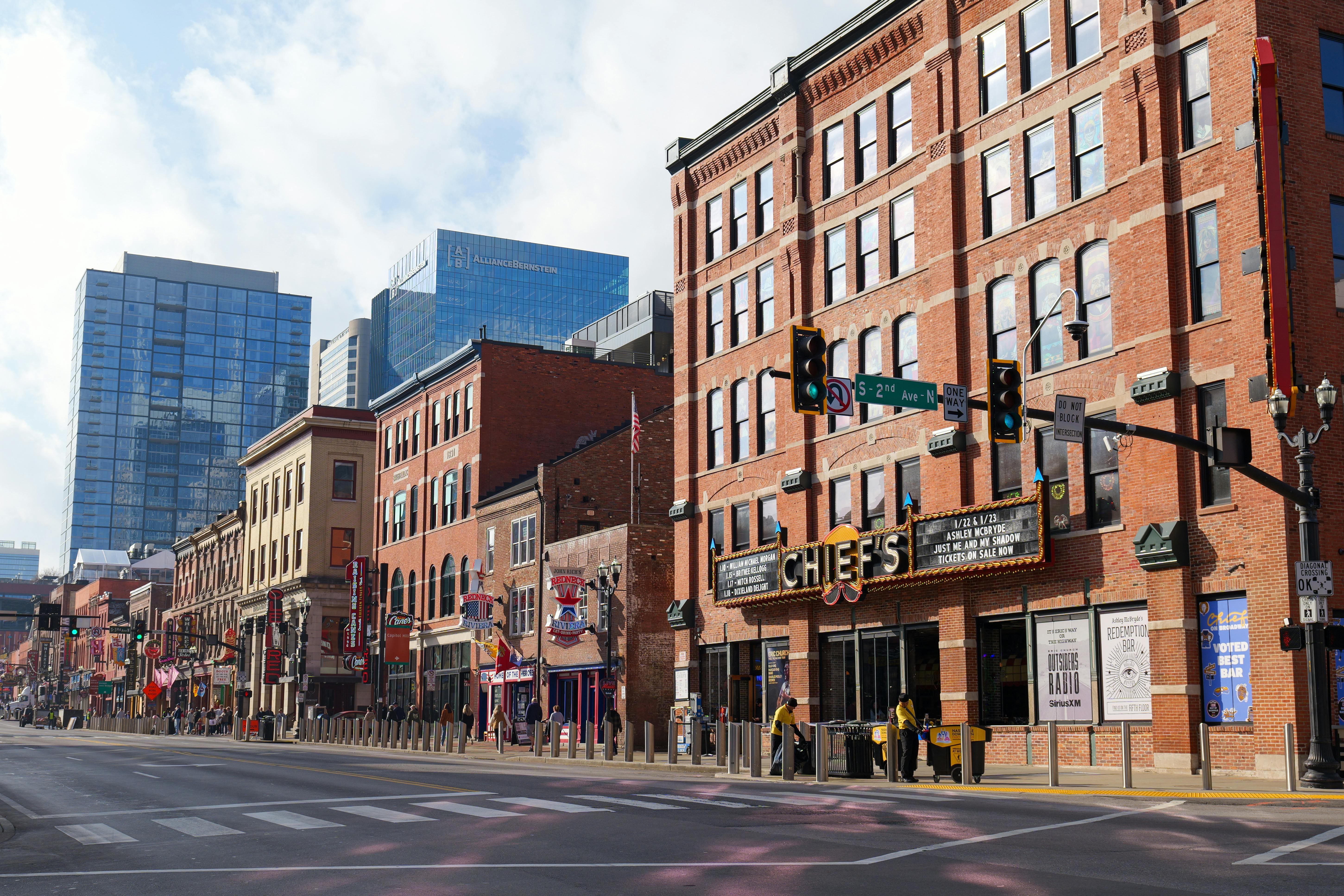 common:alt.prefix Explore as ruas vibrantes do centro de Nashville, com seus edifícios históricos de tijolos sob um céu ensolarado e brilhante. common:alt.postfix