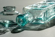 复古玻璃瓶特写，带有青色反射和阴影