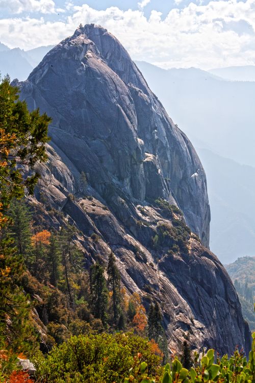 Free Majestic Moro Rock stands tall amidst lush greenery in Sequoia National Park, California. Stock Photo