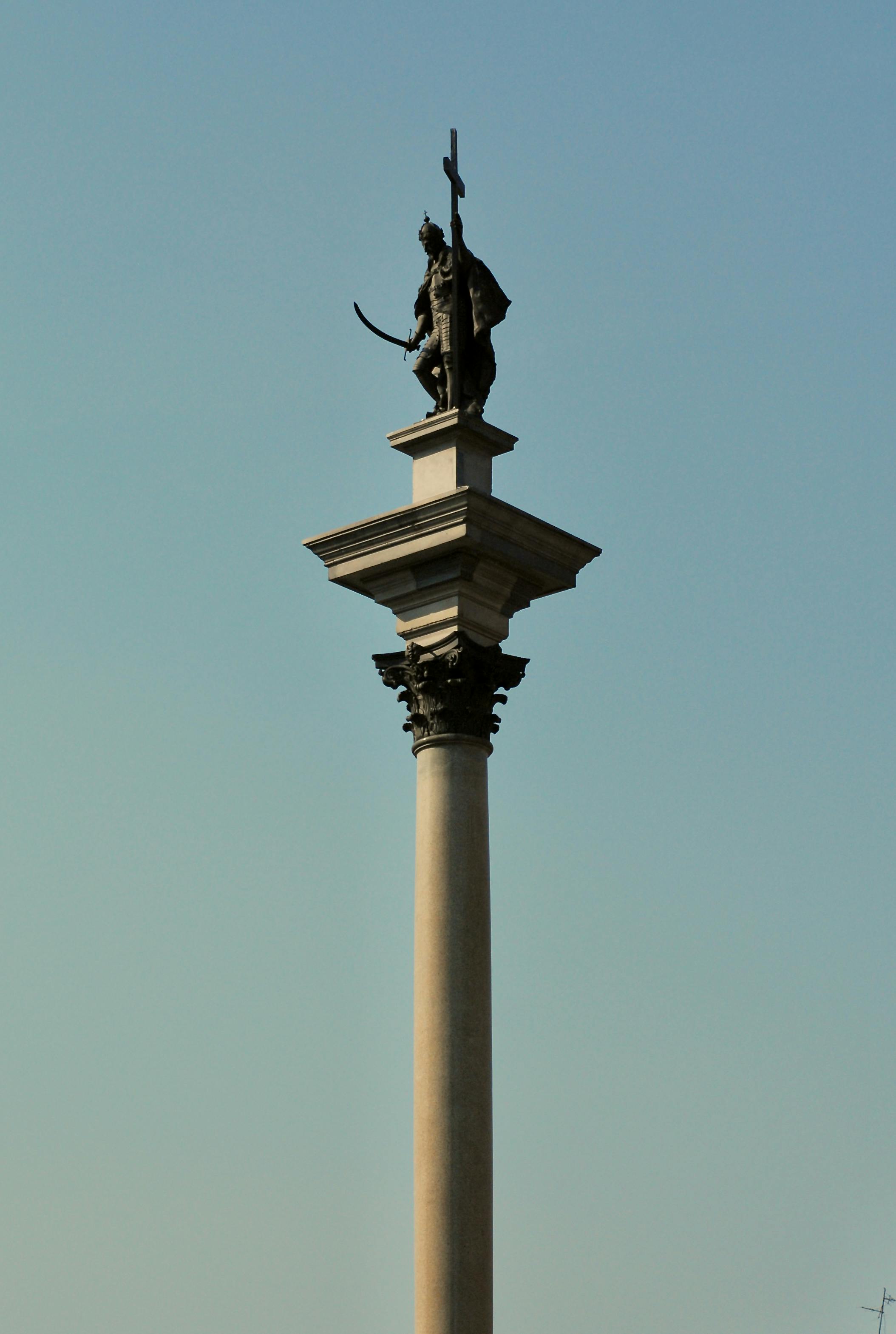 Gratis Monumentet til kong Sigismund III Vasa reiser seg mot en klar himmel i Warszawa. Arkivbilde