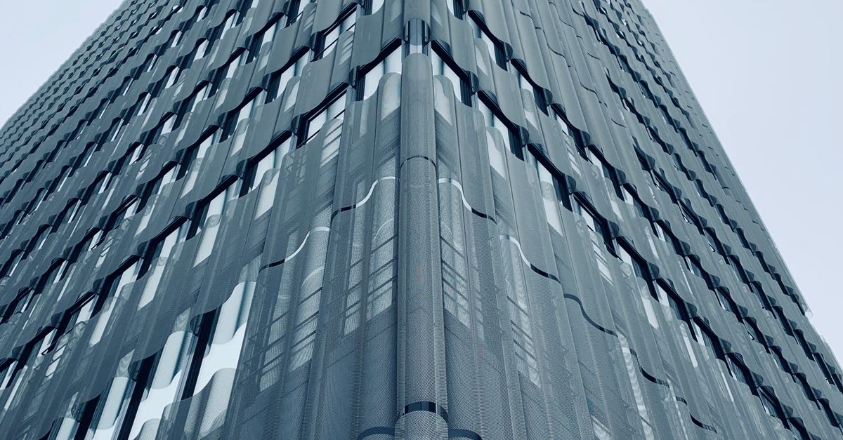 Grey Building in City · Free Stock Photo