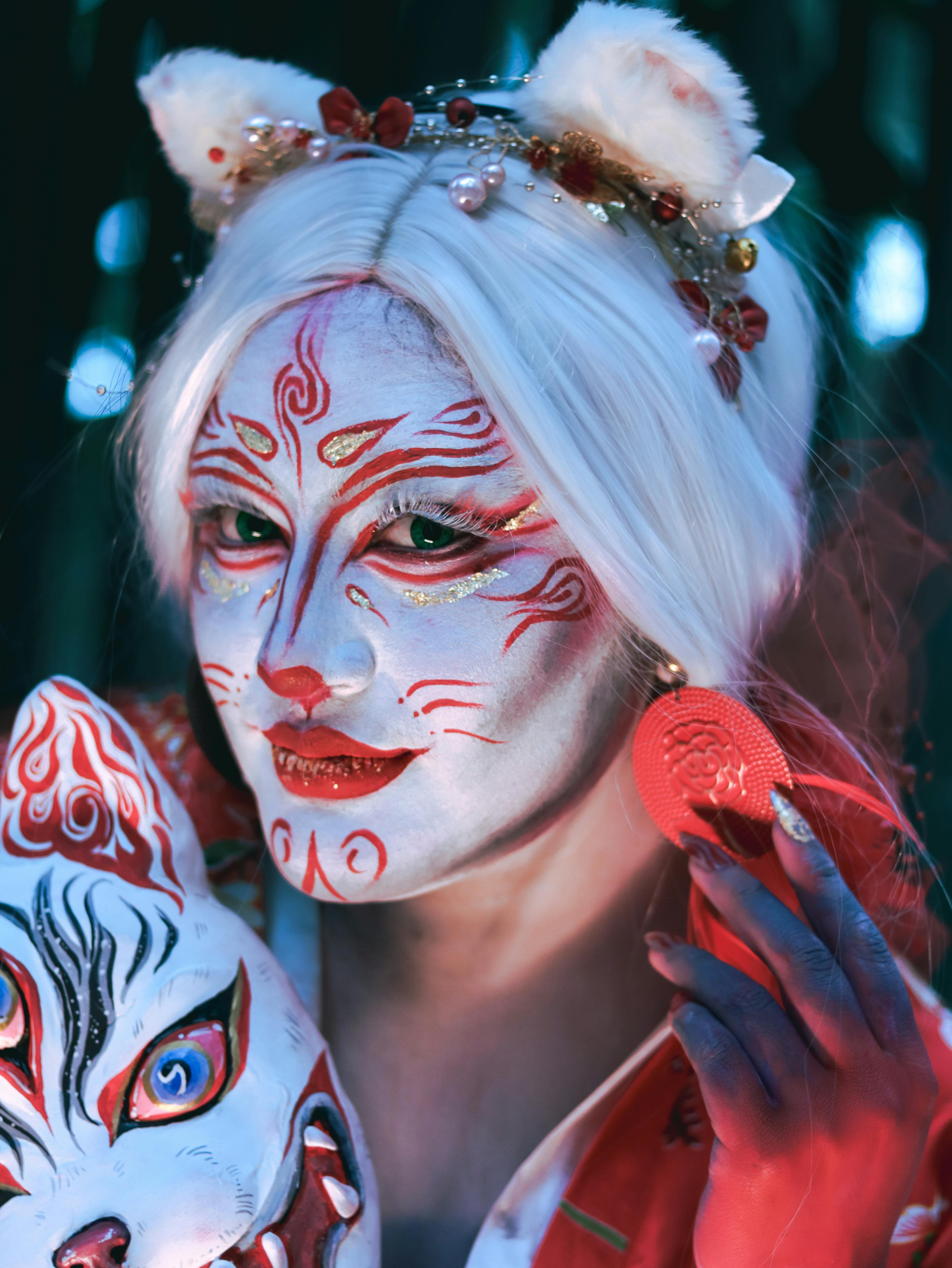 Kostnadsfria Kreativt fantasiporträtt av en person som håller en kitsune-mask i färgglad sminkning, taget i Mexico City. Stock foto