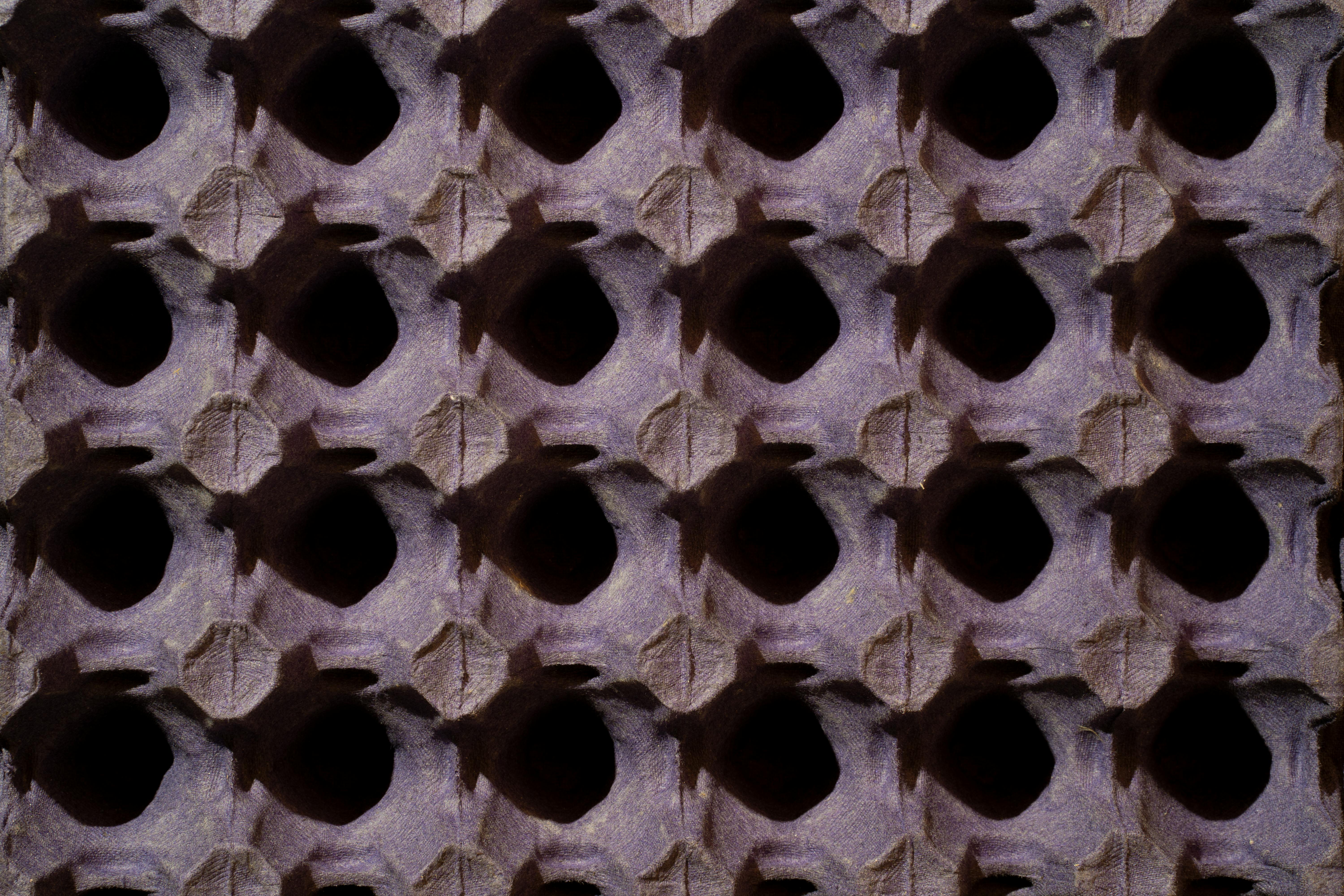 Kostnadsfria Närbild av skuggat äggkartongmönster som skapar en abstrakt textur. Stock foto