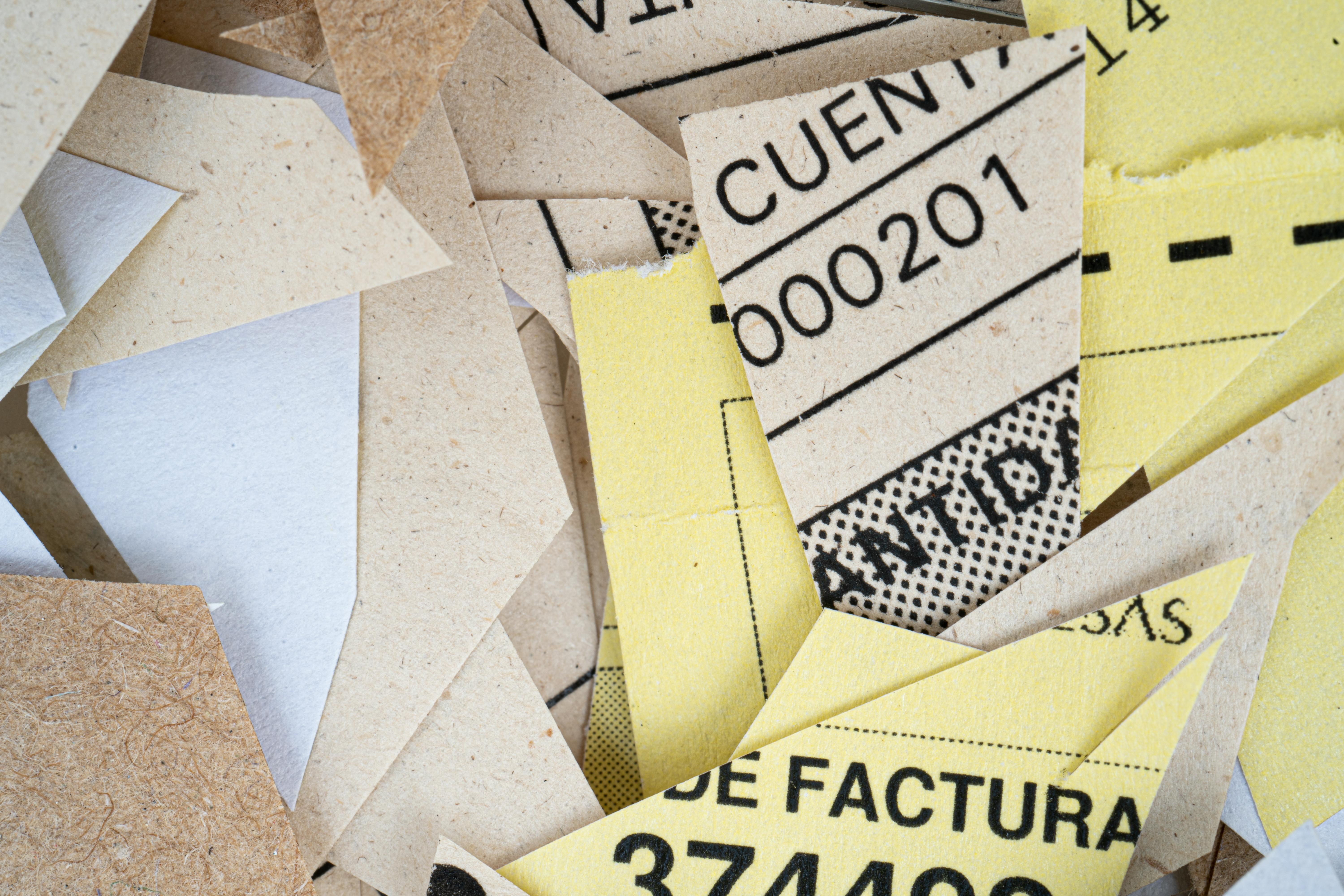 Δωρεάν Ένα σωρό από ανάμεικτα σκισμένα κομμάτια χαρτιού με ορατό κείμενο και αριθμούς σε κοντινή απόσταση. Φωτογραφία από στοκ φωτογραφιών