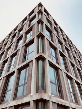 瑞士苏黎世一座现代几何办公楼的低角度镜头