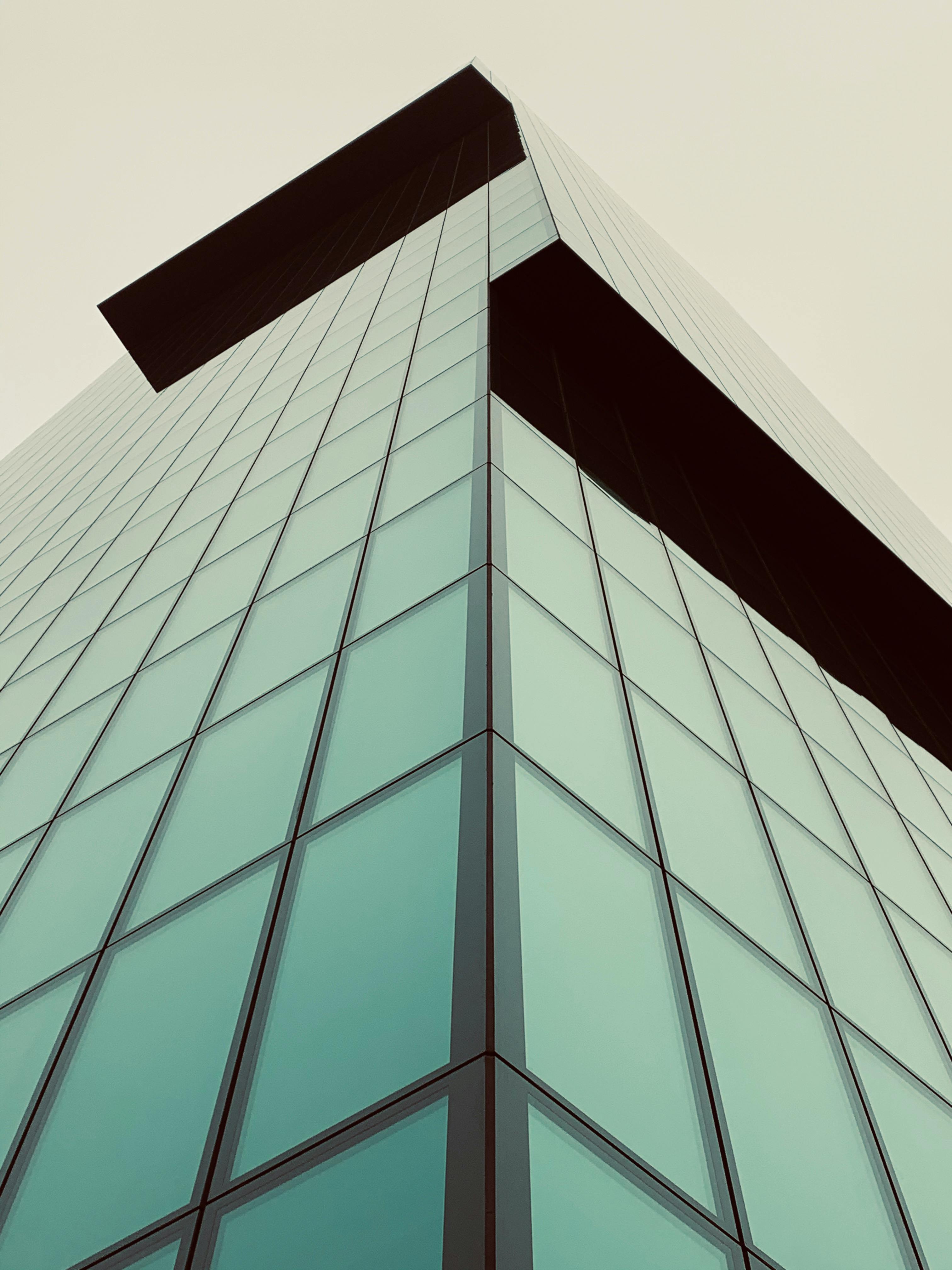 从低角度拍摄苏黎世现代玻璃摩天大楼，提供了独特的视角