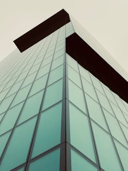 从低角度拍摄苏黎世现代玻璃摩天大楼，提供了独特的视角